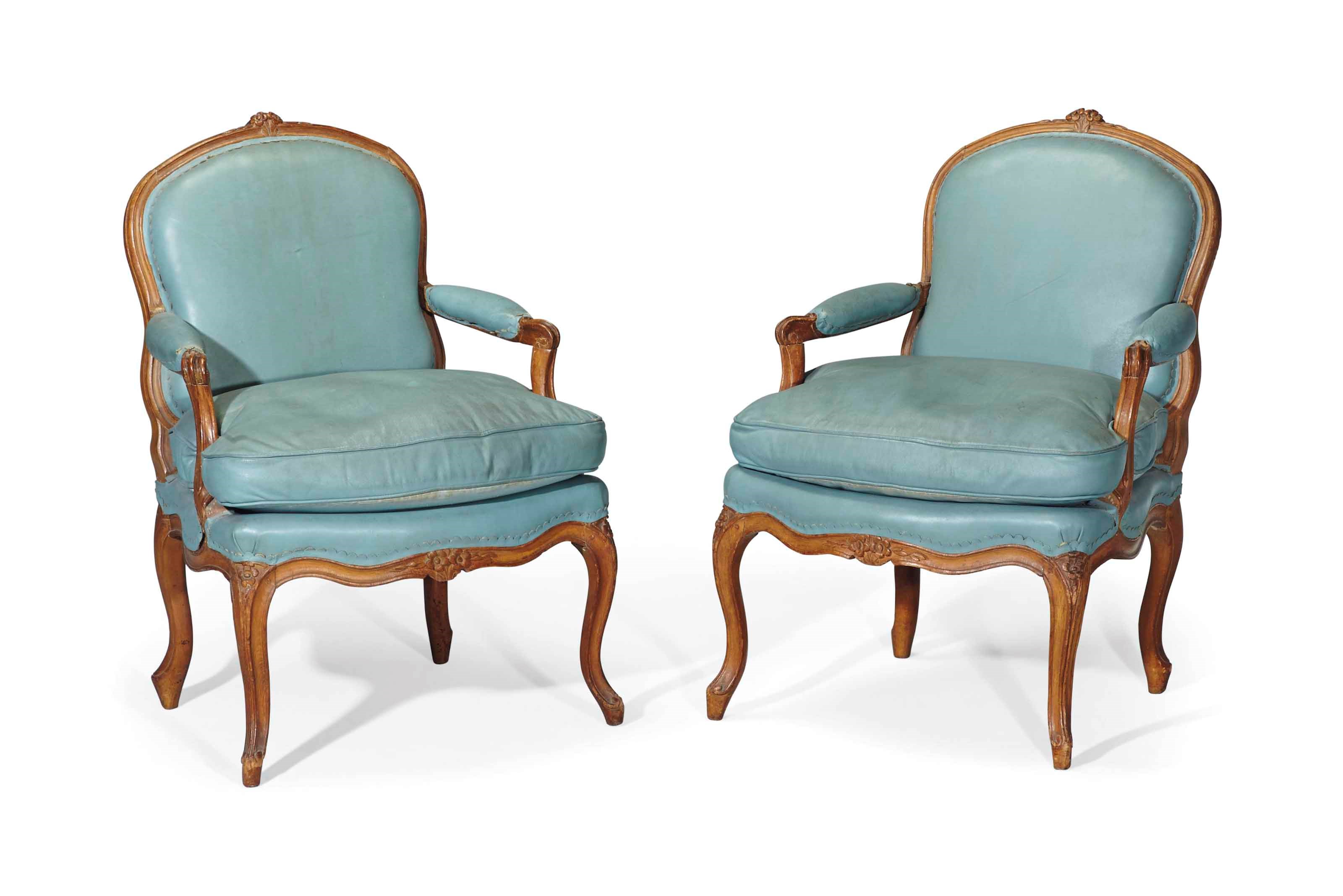 PAIRE DE FAUTEUILS D'EPOQUE LOUIS XV
