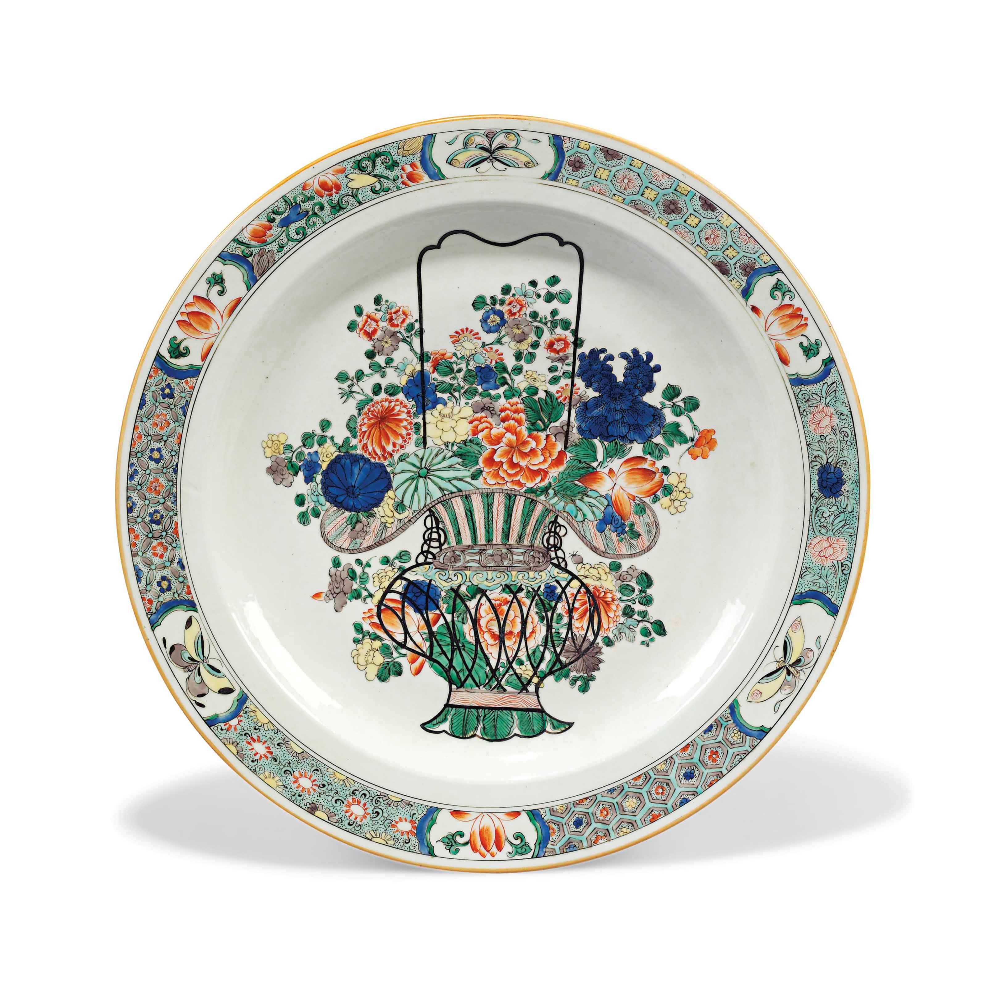 A LARGE CHINESE FAMILLE VERTE DISH