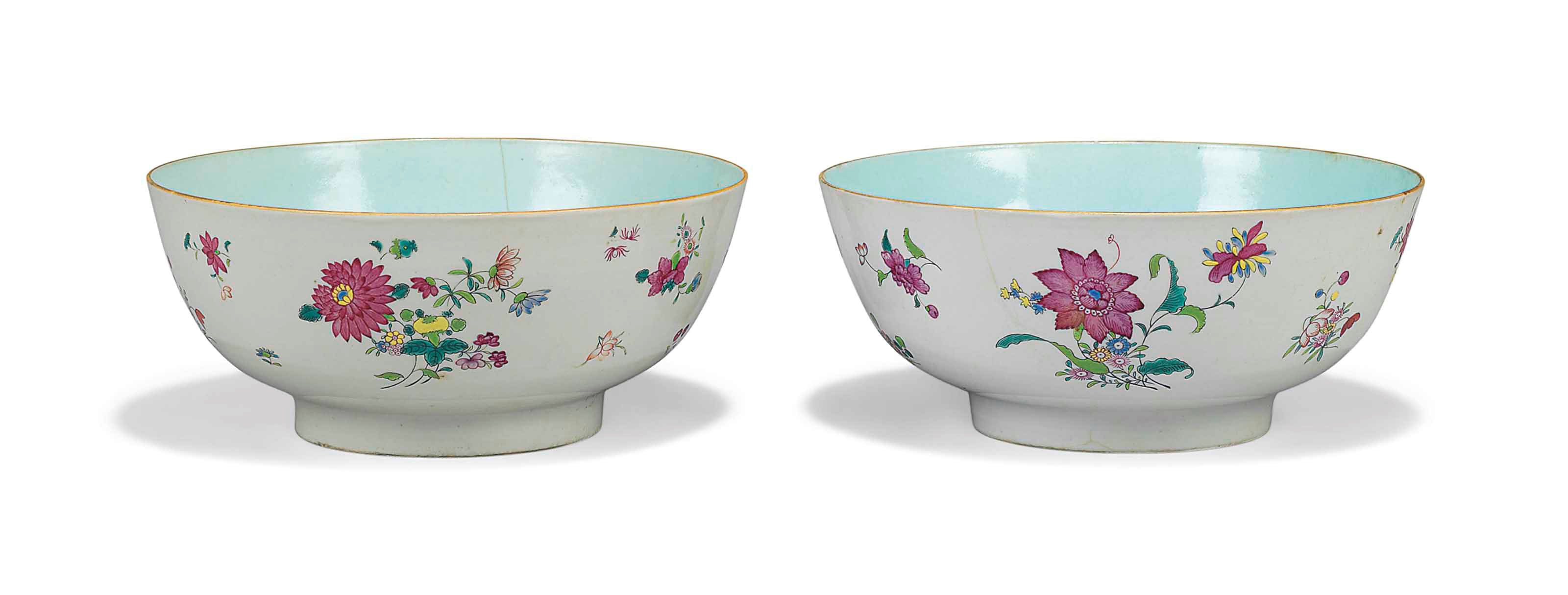 A PAIR OF CHINESE FAMILLE ROSE BOWLS