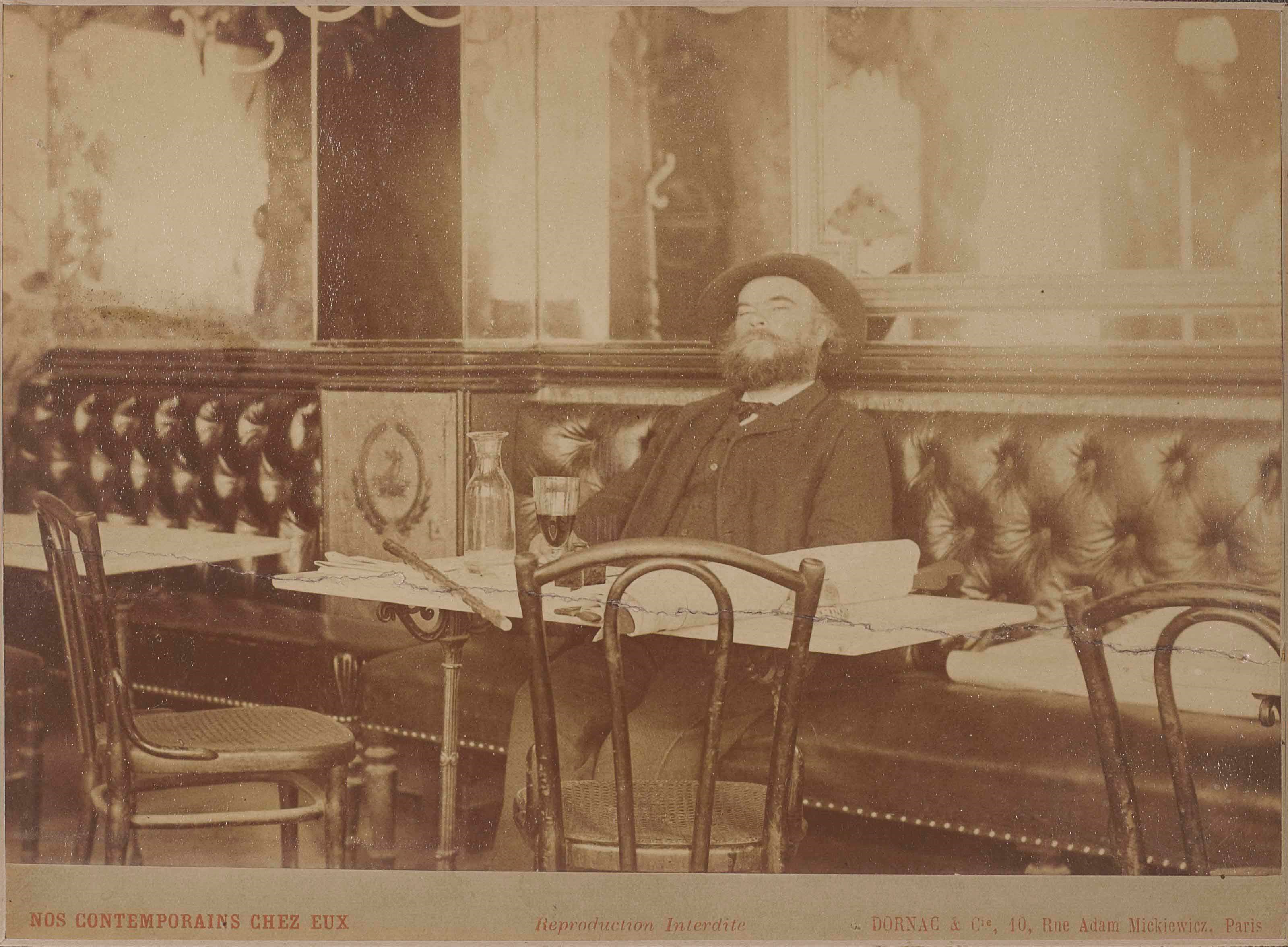 Paul CARDON, dit aussi Paul MARSAN, dit DORNAC. Nos contemporains chez eux (Paul Verlaine). Paris: Dornac & Cie, 10, rue Adam Mickiewicz, [28 mai 1892]. Photographie originale, tirage albuminé monté sur support cartonné (135 x 180 mm). Encadrée sous baguette dorée avec marquise de percaline marron glacé.