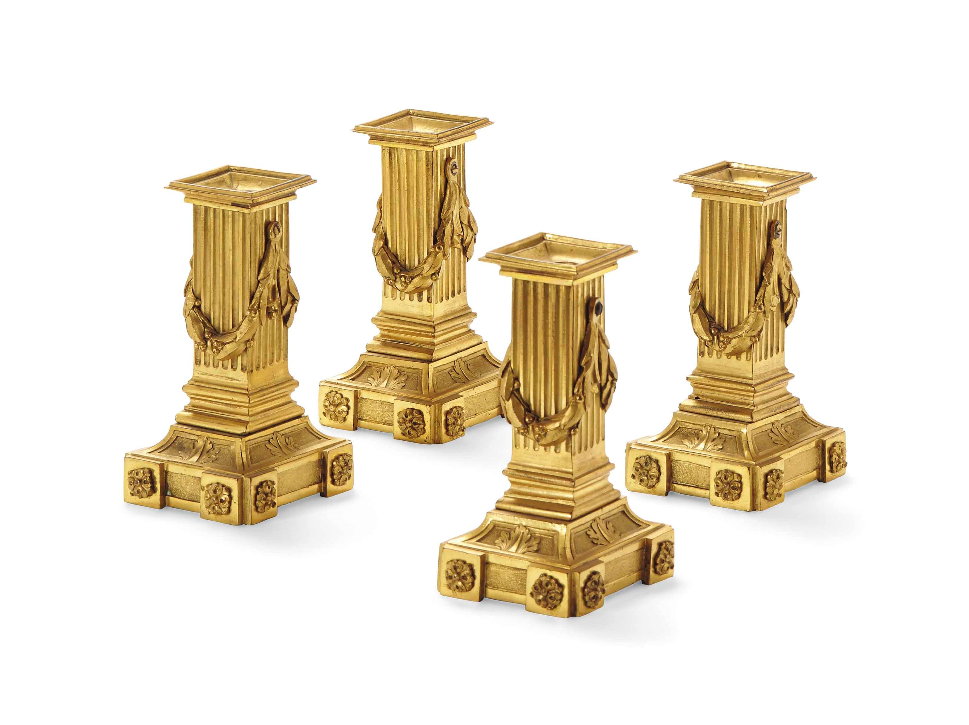 SUITE DE QUATRE FLAMBEAUX DE POING D'EPOQUE NEOCLASSIQUE