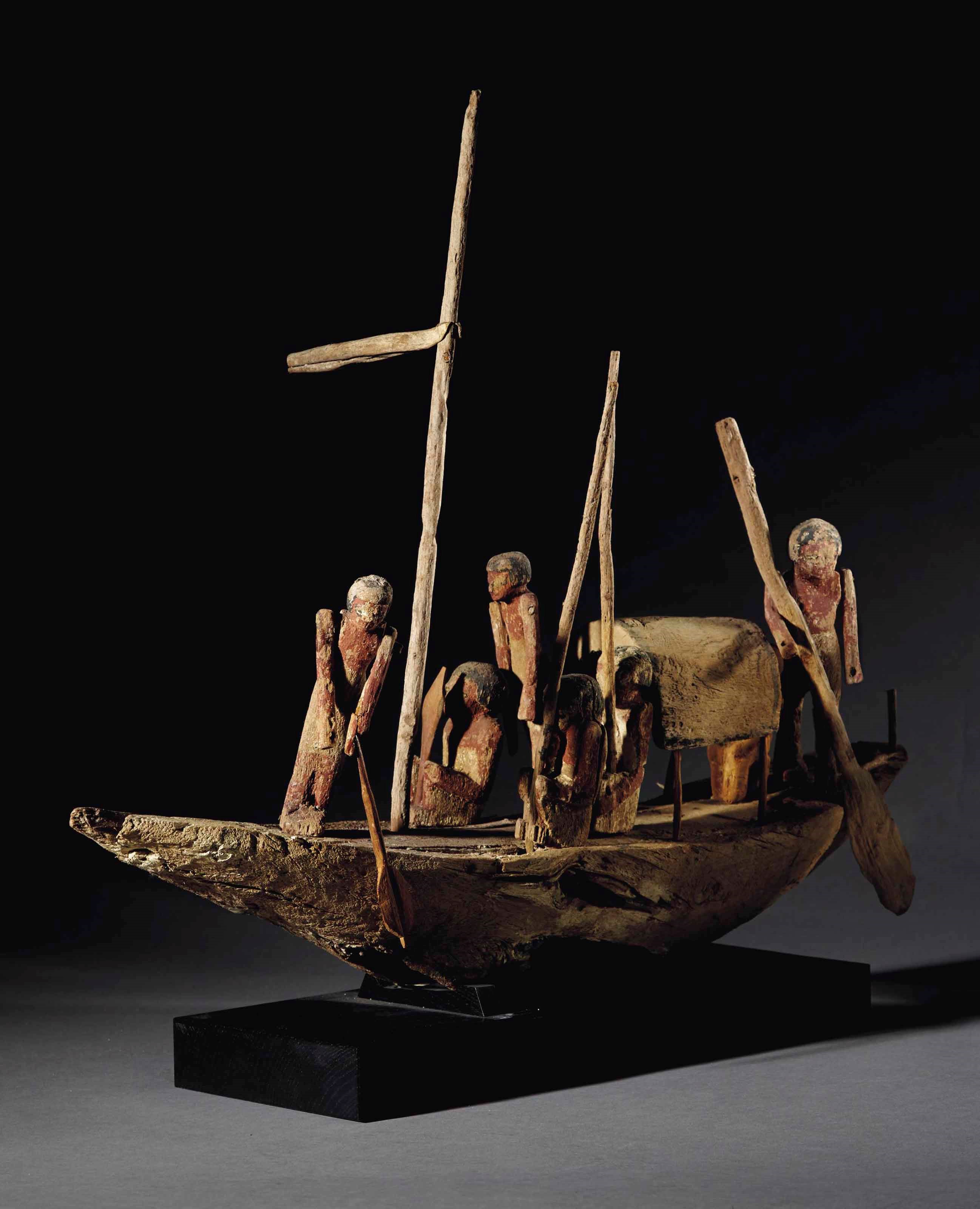 MODELE DE BARQUE FUNERAIRE EN BOIS PEINT ET STUQUE