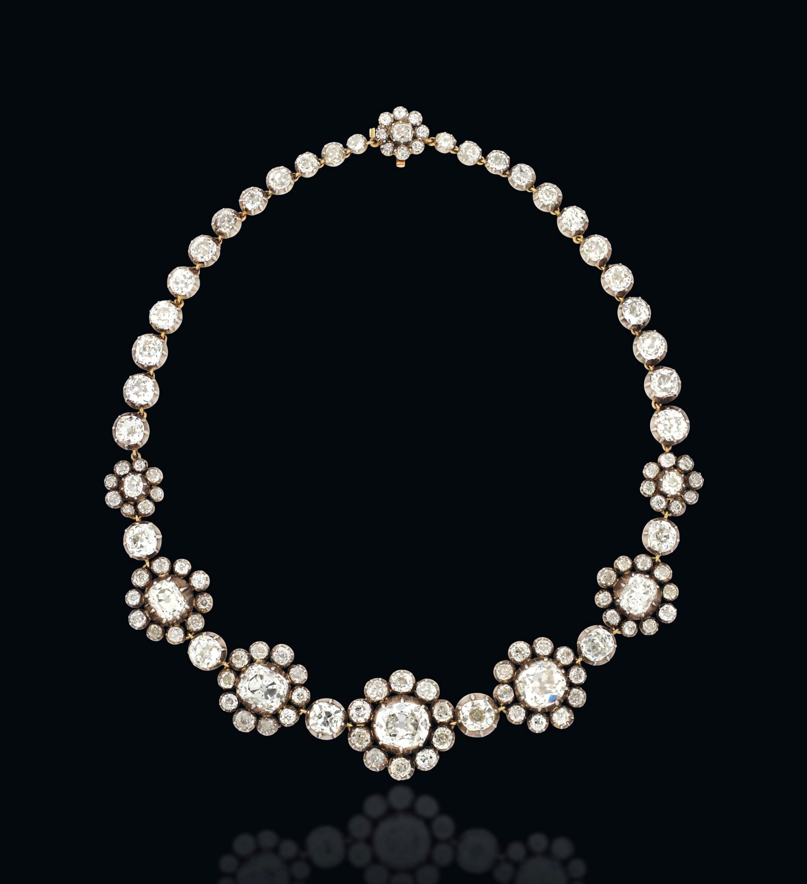 AN ANTIQUE DIAMOND NECKLACE