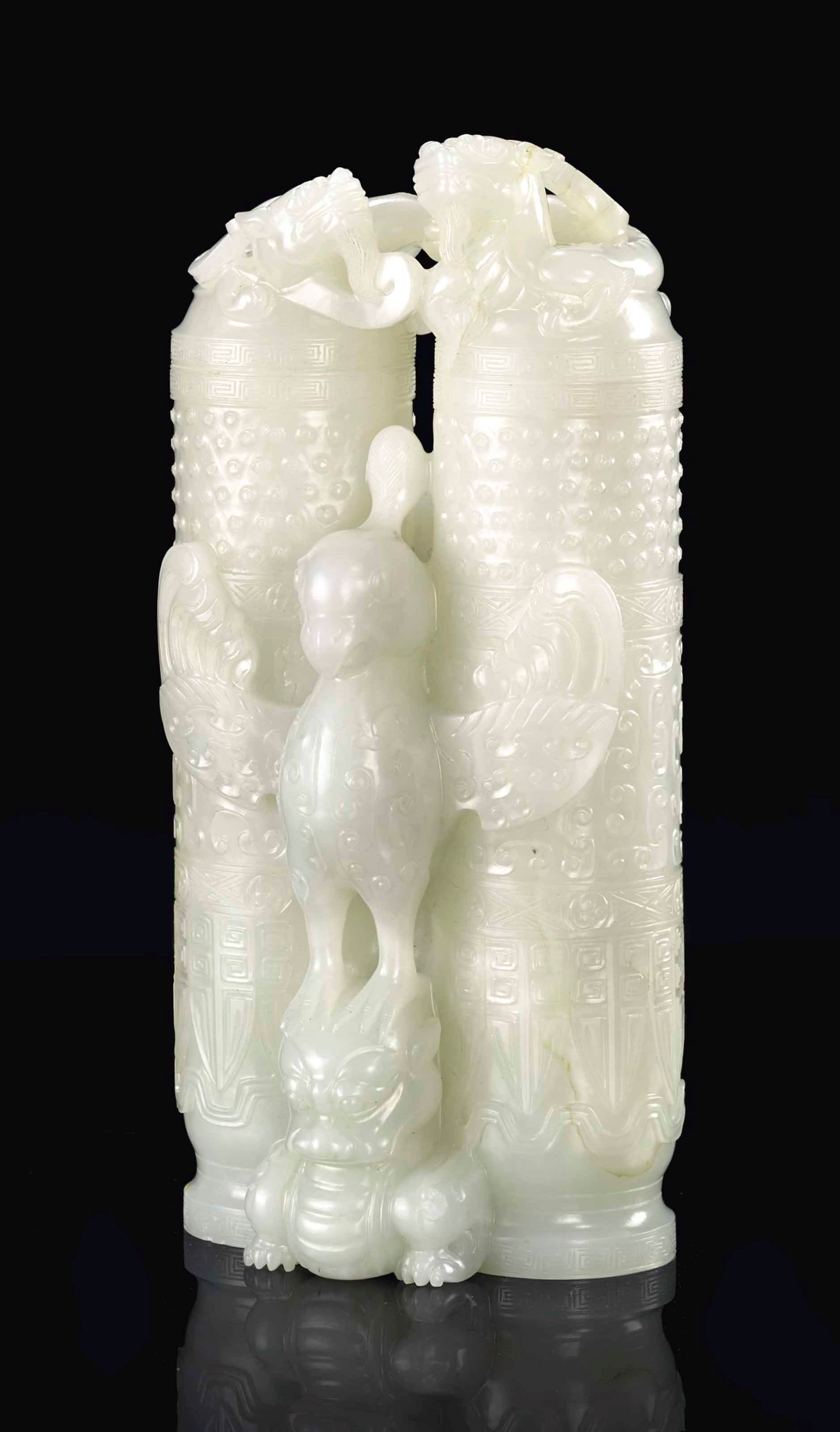 IMPORTANT VASE 'CHAMPION' COUVERT EN JADE BLANC SCULPTE