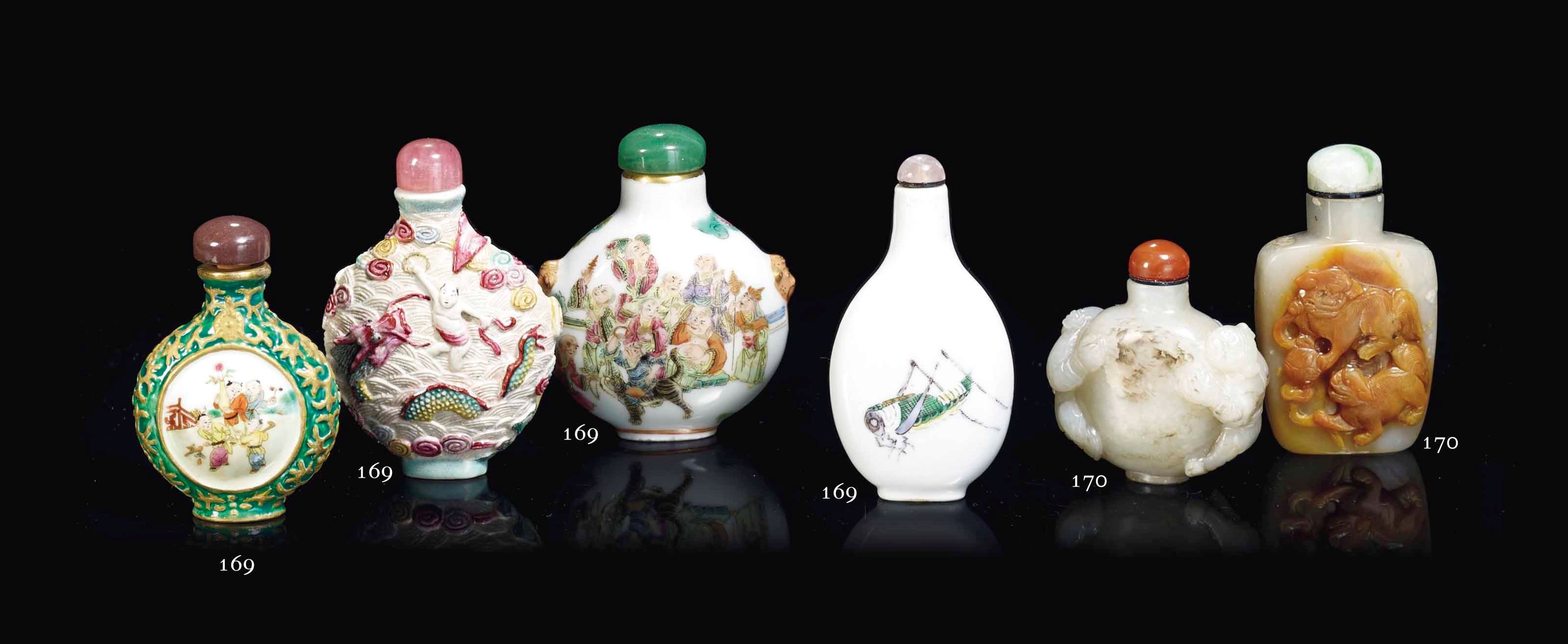 DEUX TABATIERES EN JADE SCULPTE