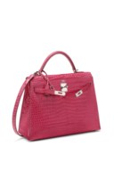 SAC KELLY SELLIER 32 EN CROCODILE POROSUS LISSE FUCHSIA, GARNITURE EN MÉTAL ARGENTÉ PALLADIÉ