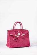 SAC BIRKIN 30 EN AUTRUCHE FUCHSIA, GARNITURE EN MÉTAL ARGENTÉ PALLADIÉ