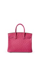 SAC BIRKIN 30 EN AUTRUCHE FUCHSIA, GARNITURE EN MÉTAL ARGENTÉ PALLADIÉ