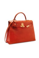 SAC KELLY SELLIER 35 EN CROCODILE POROSUS LISSE ORANGE, GARNITURE EN MÉTAL DORÉ