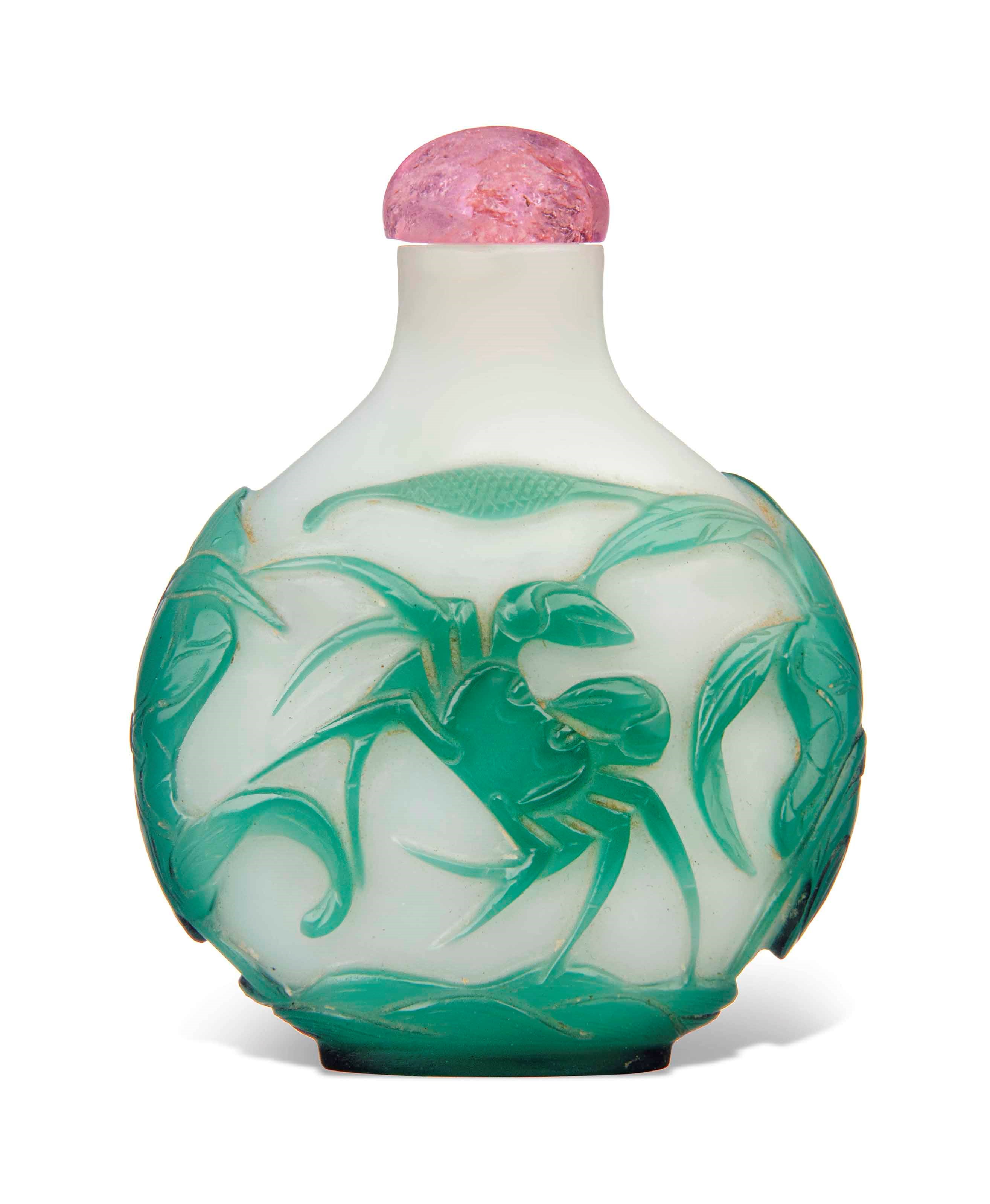 A GREEN-OVERLAY WHITE GLASS SNUFF BOTTLE
