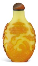 AN AMBER-TONE-OVERLAY YELLOW GLASS SNUFF BOTTLE