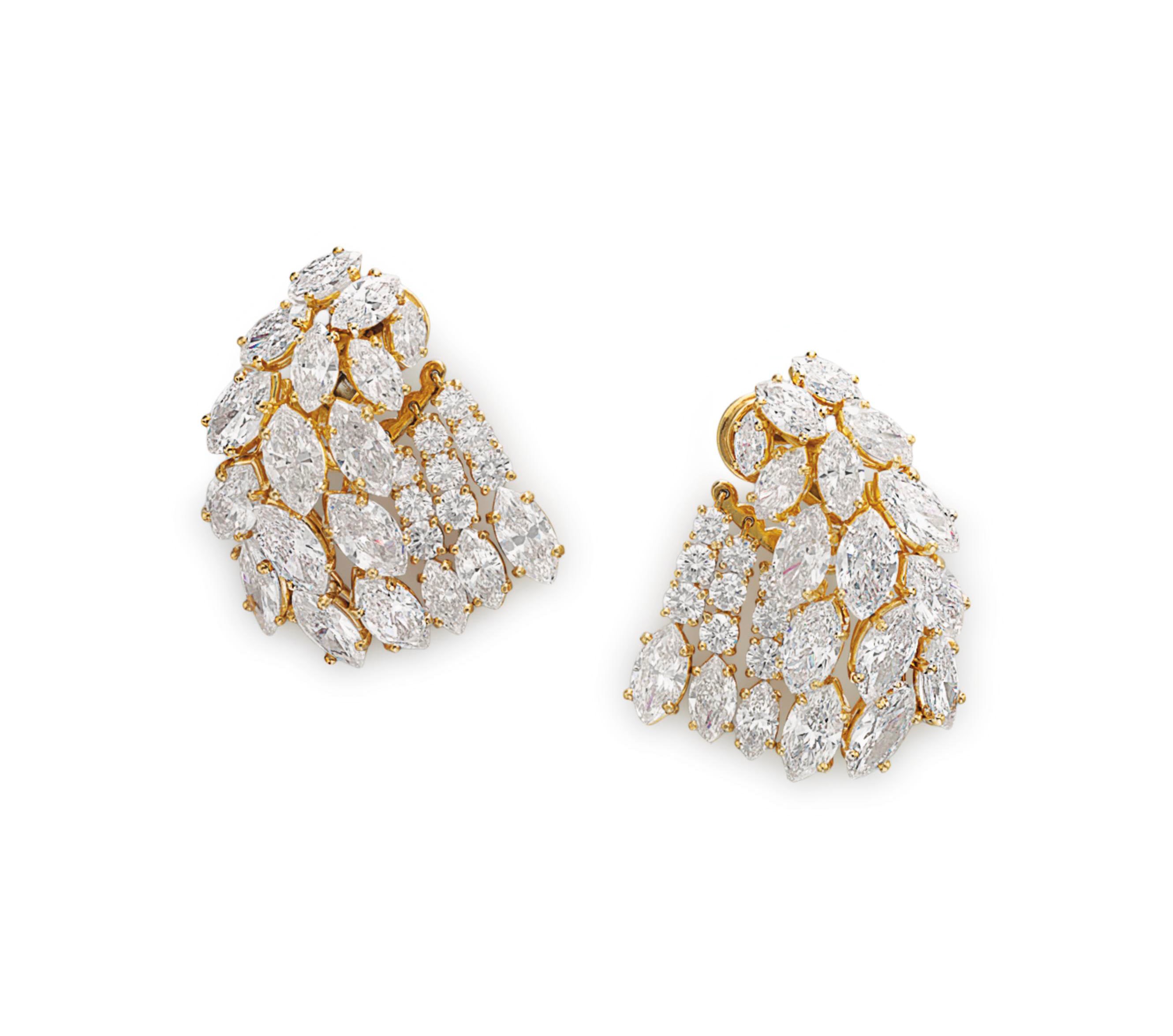 A PAIR OF DIAMOND AND GOLD EAR PENDANTS