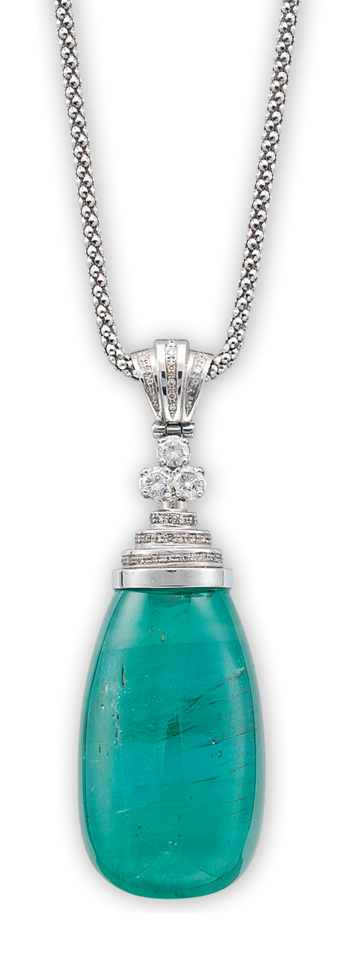AN EMERALD AND DIAMOND PENDANT NECKLACE