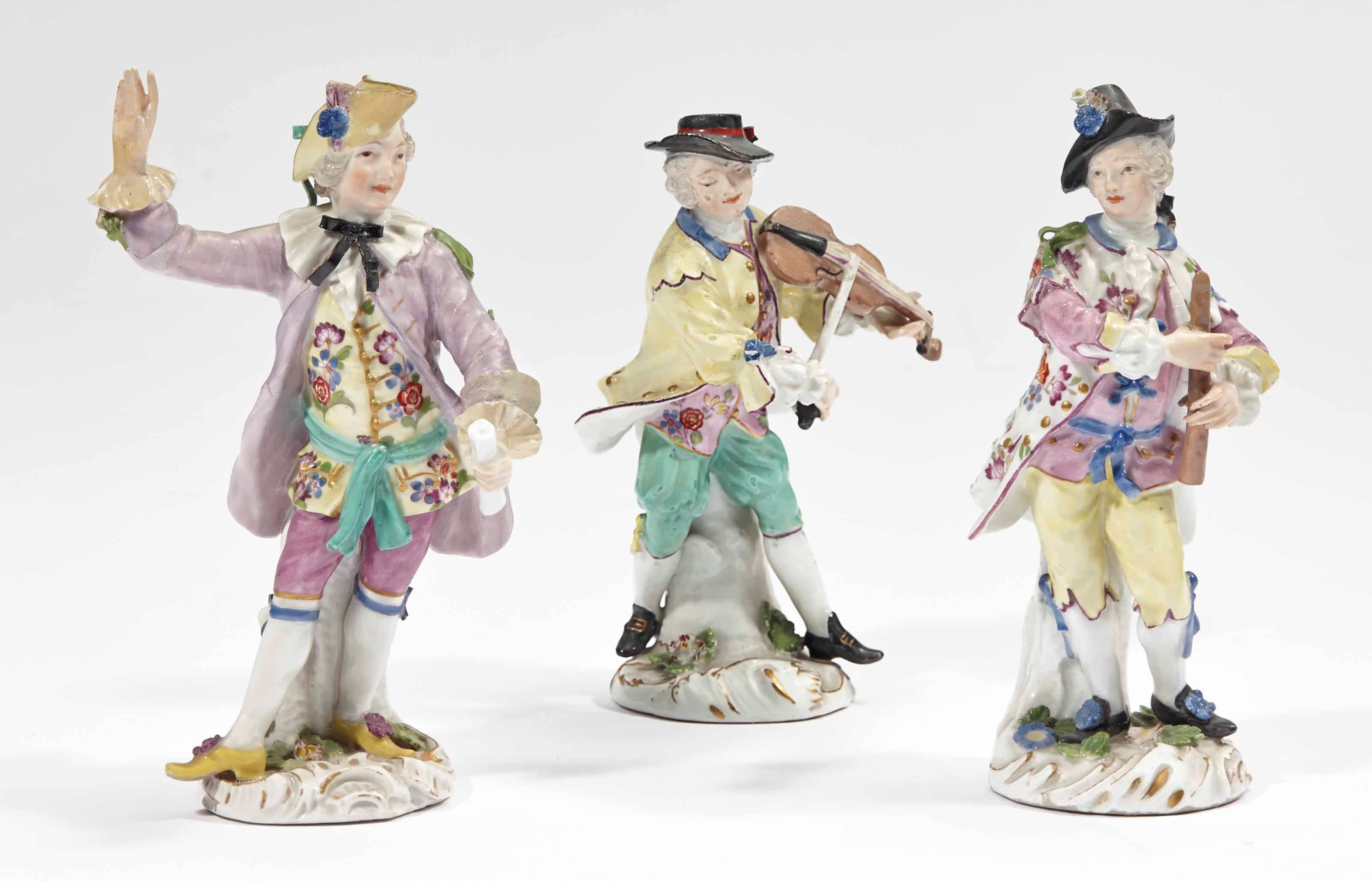 TROIS STATUETTES EN PORCELAINE DE MEISSEN DU XVIIIEME SIECLE