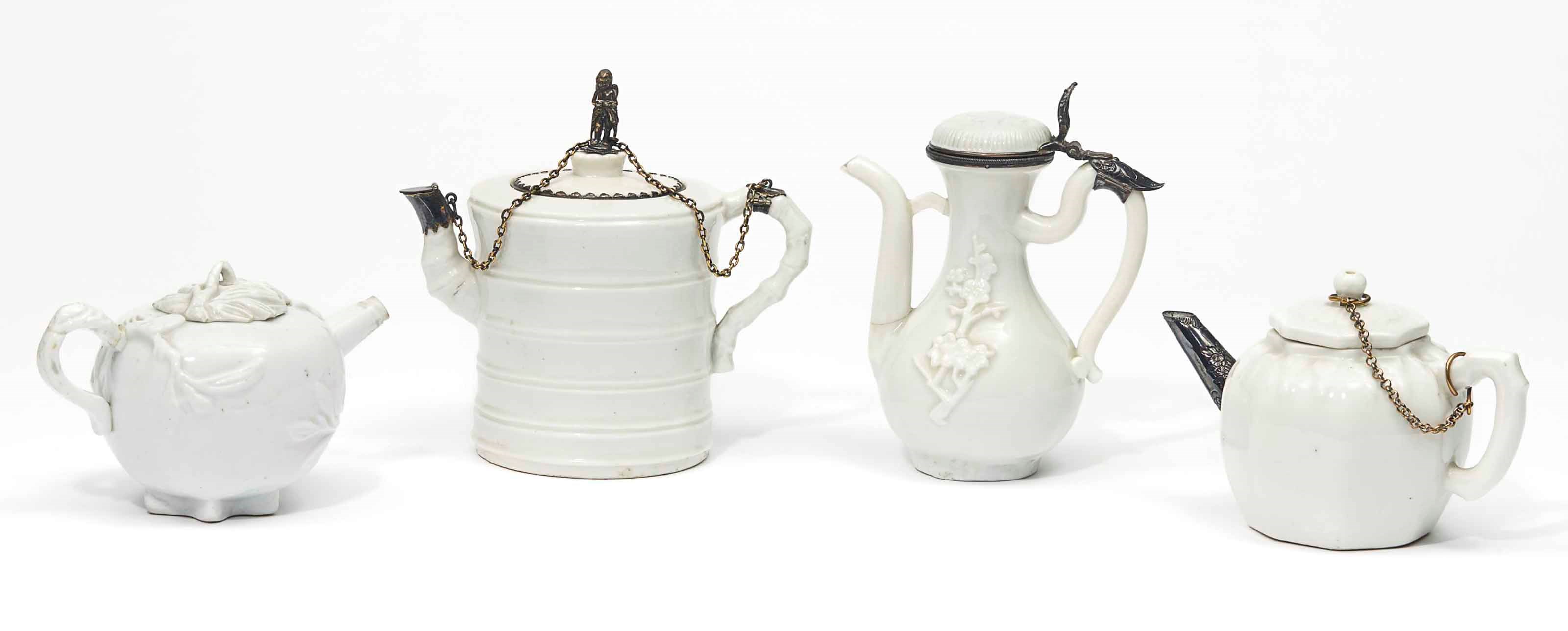 QUATRE VERSEUSES COUVERTES EN PORCELAINE DEHUA
