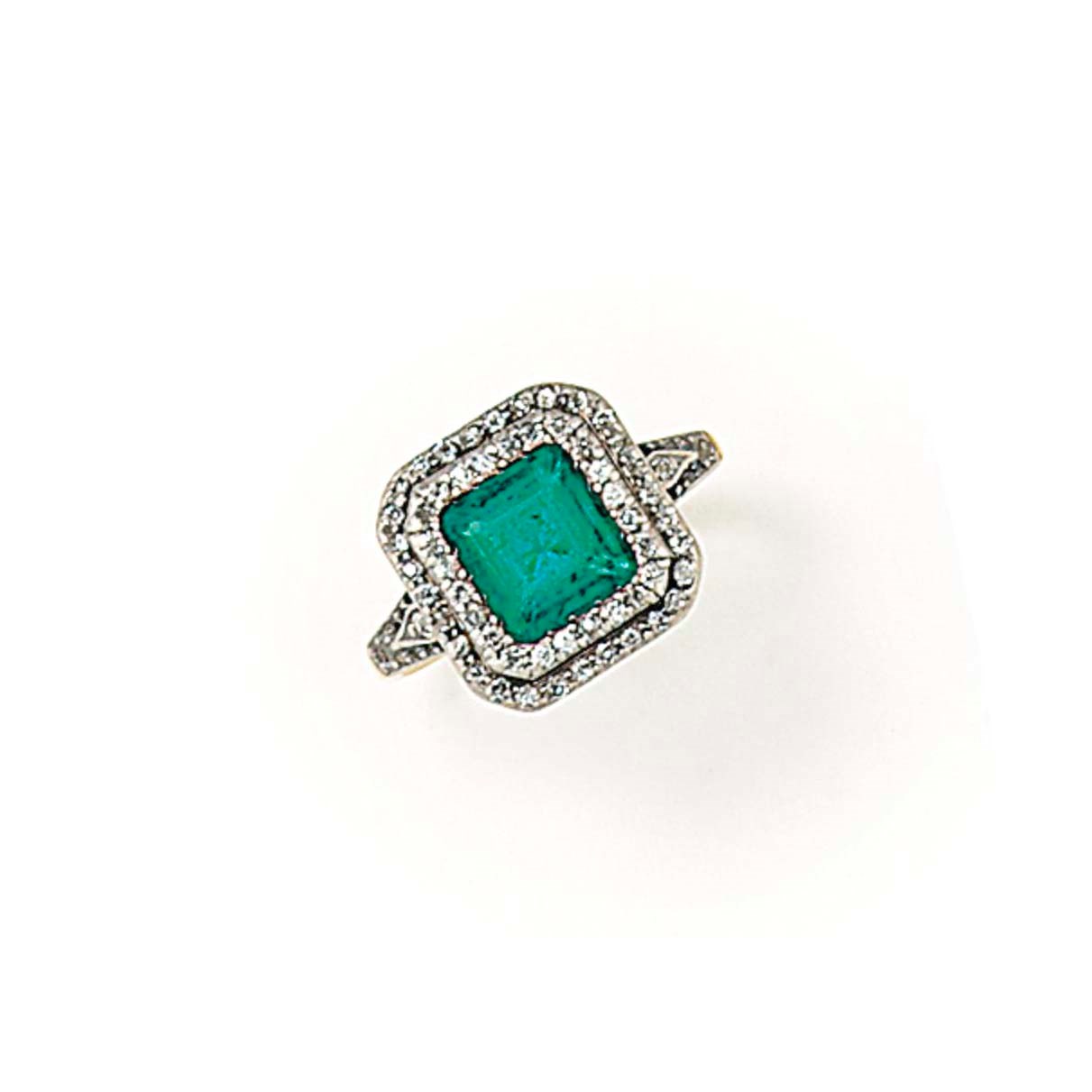 AN EARLY 20TH CENTURY EMERALD AND DIAMOND RING