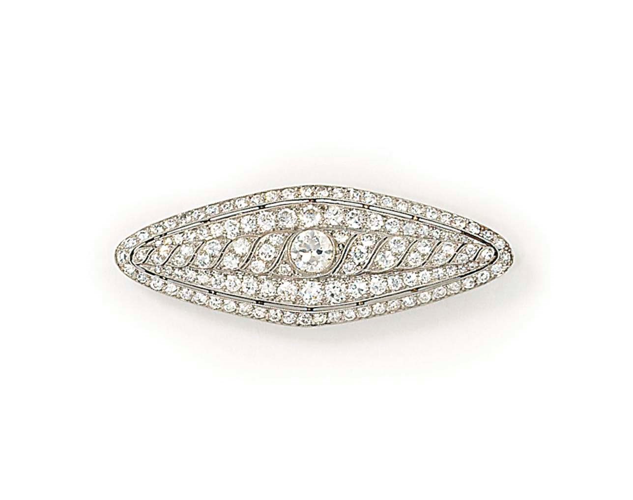 AN EARLY 20TH CENTURY DIAMOND BROOCH