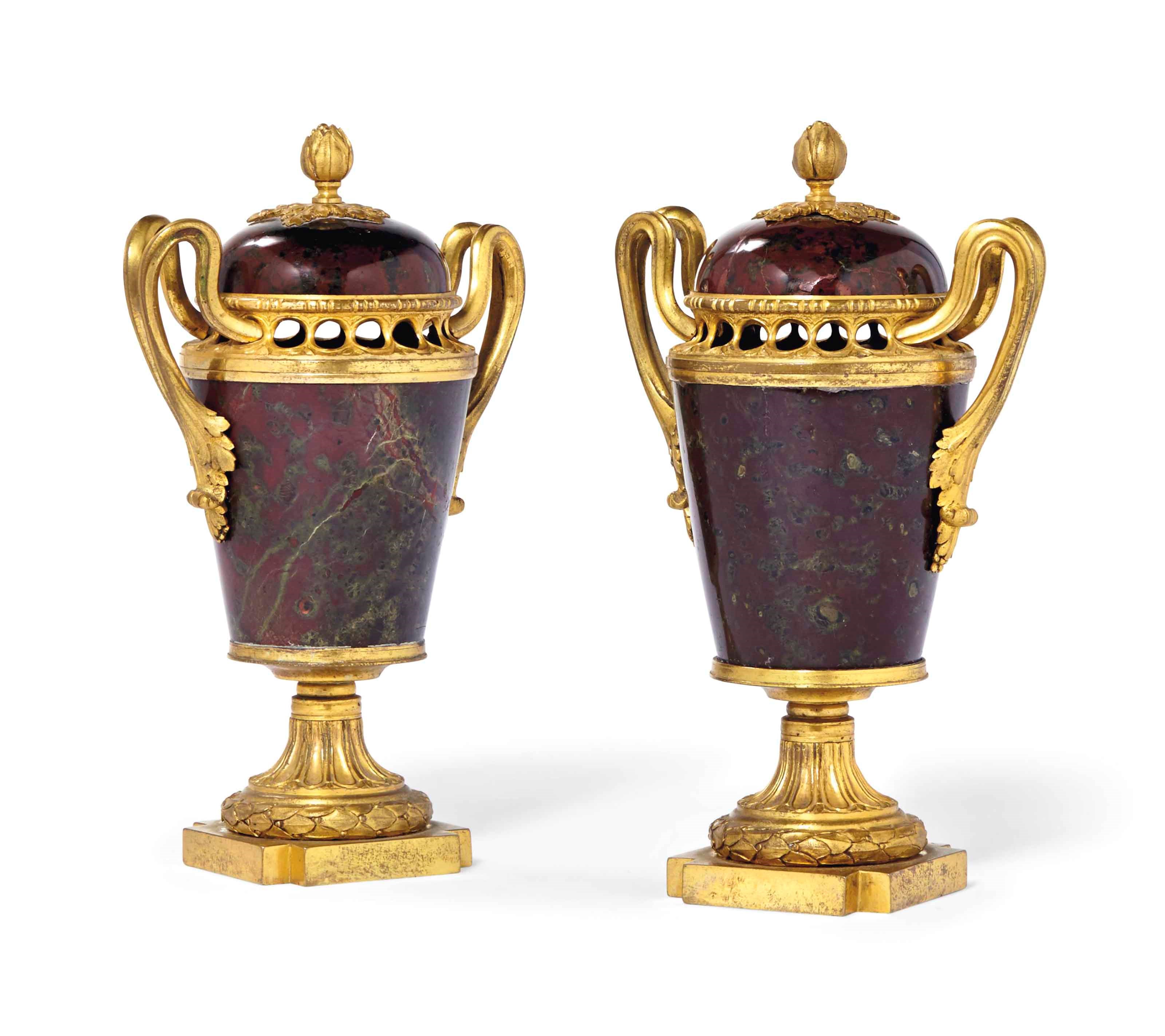 PAIRE DE VASES POT-POURRI D'EPOQUE LOUIS XVI