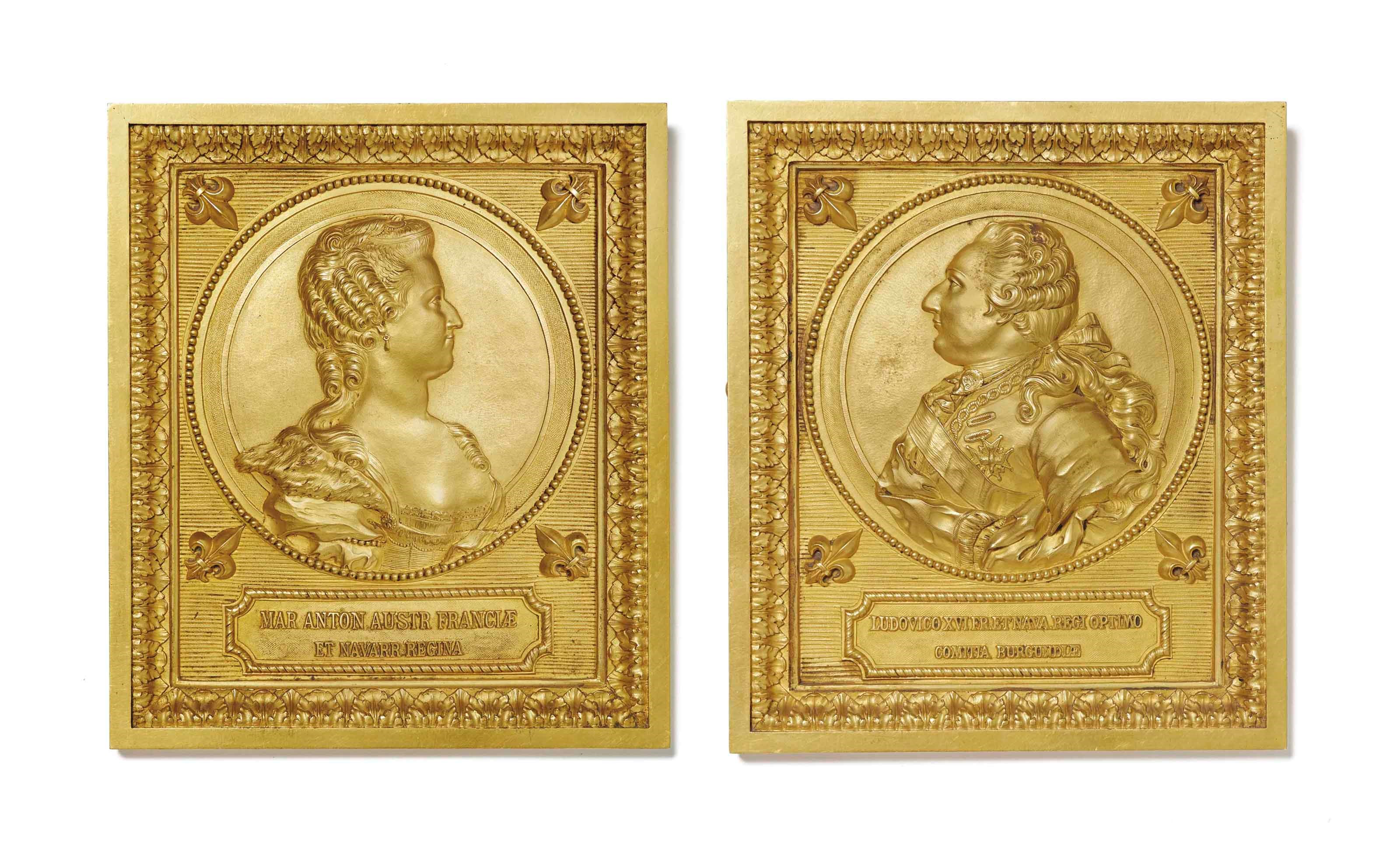 DEUX-RELIEFS EN BRONZE DORE REPRESENTANT LES PROFILS DE LOUIS XVI ET MARIE-ANTOINETTE