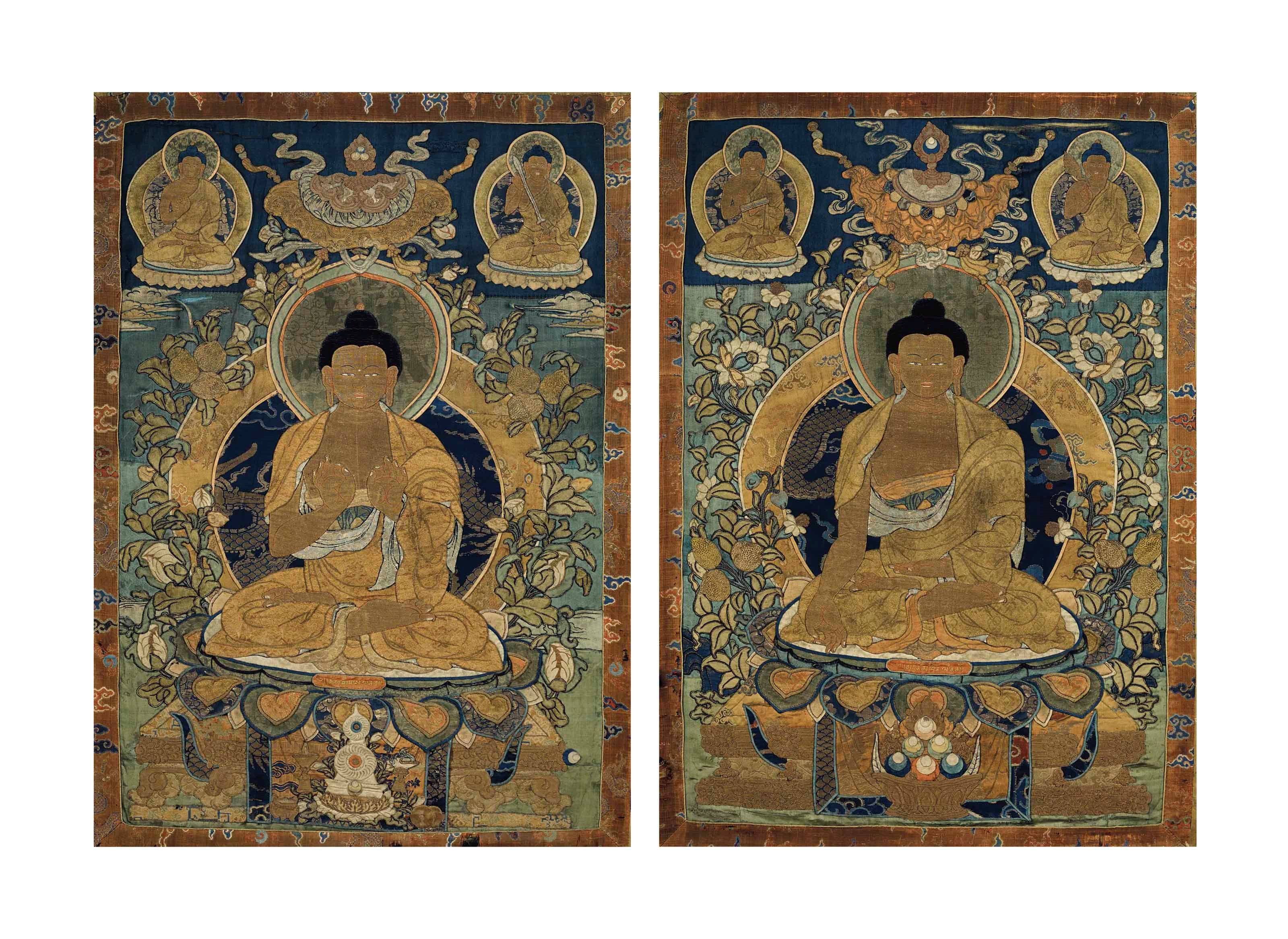 DEUX THANGKAS EN TEXTILE APPLIQUE ET BRODE REPRESENTANT LES BOUDDHA DU PASSE
