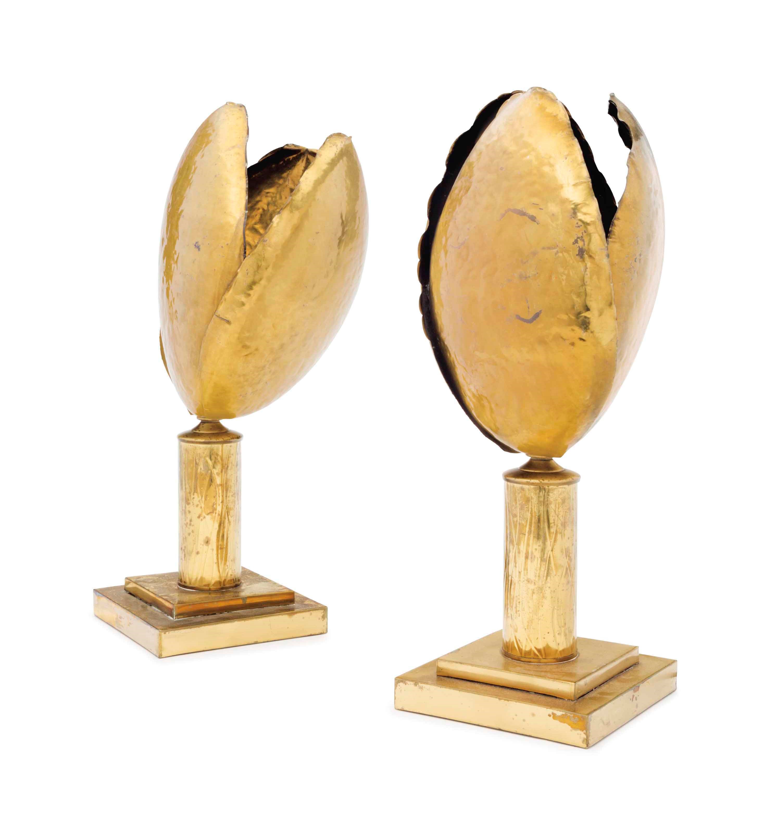 A PAIR OF BRASS 'TULIP' LAMPS
