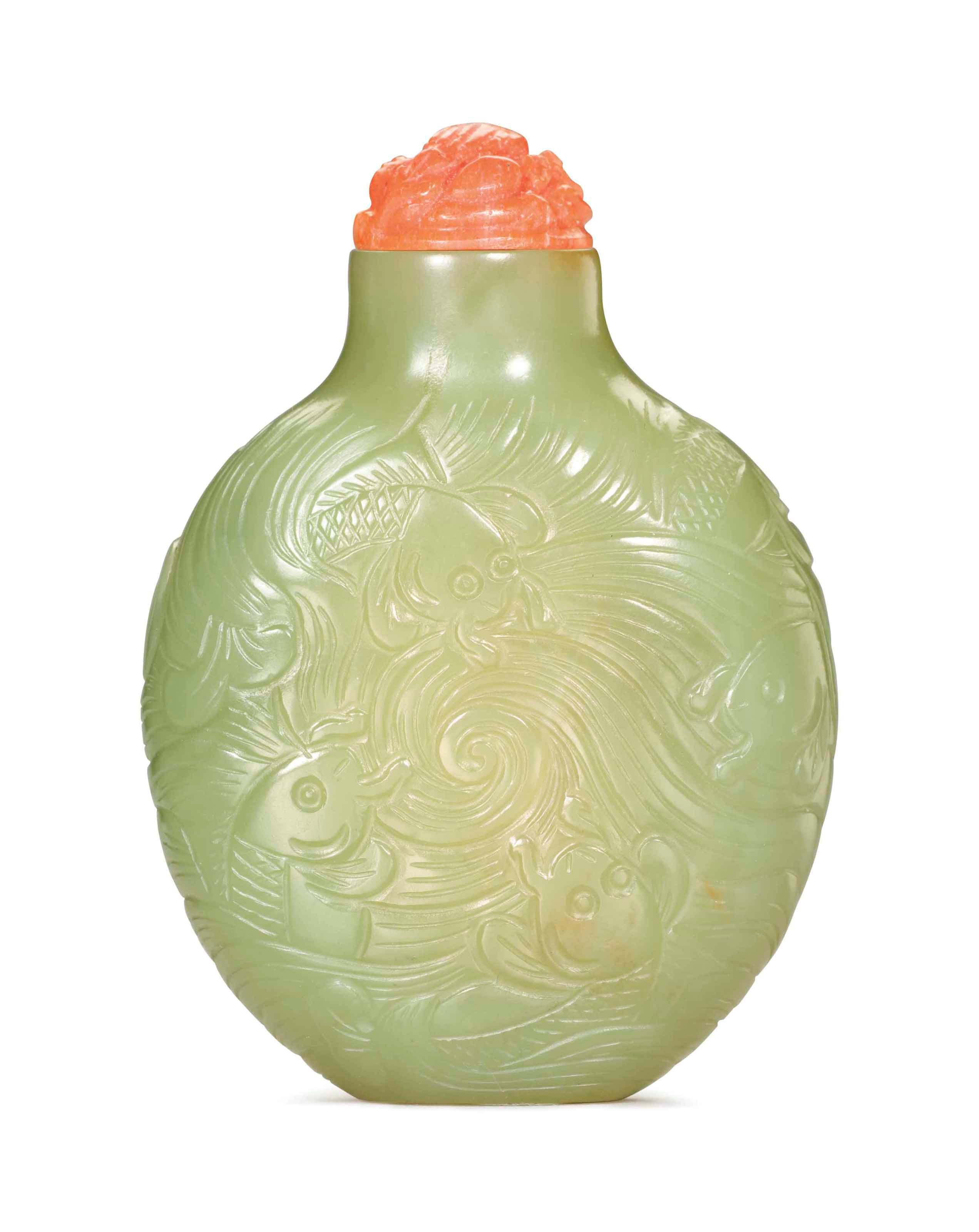 A YELLOWISH-GREEN JADE SNUFF BOTTLE
