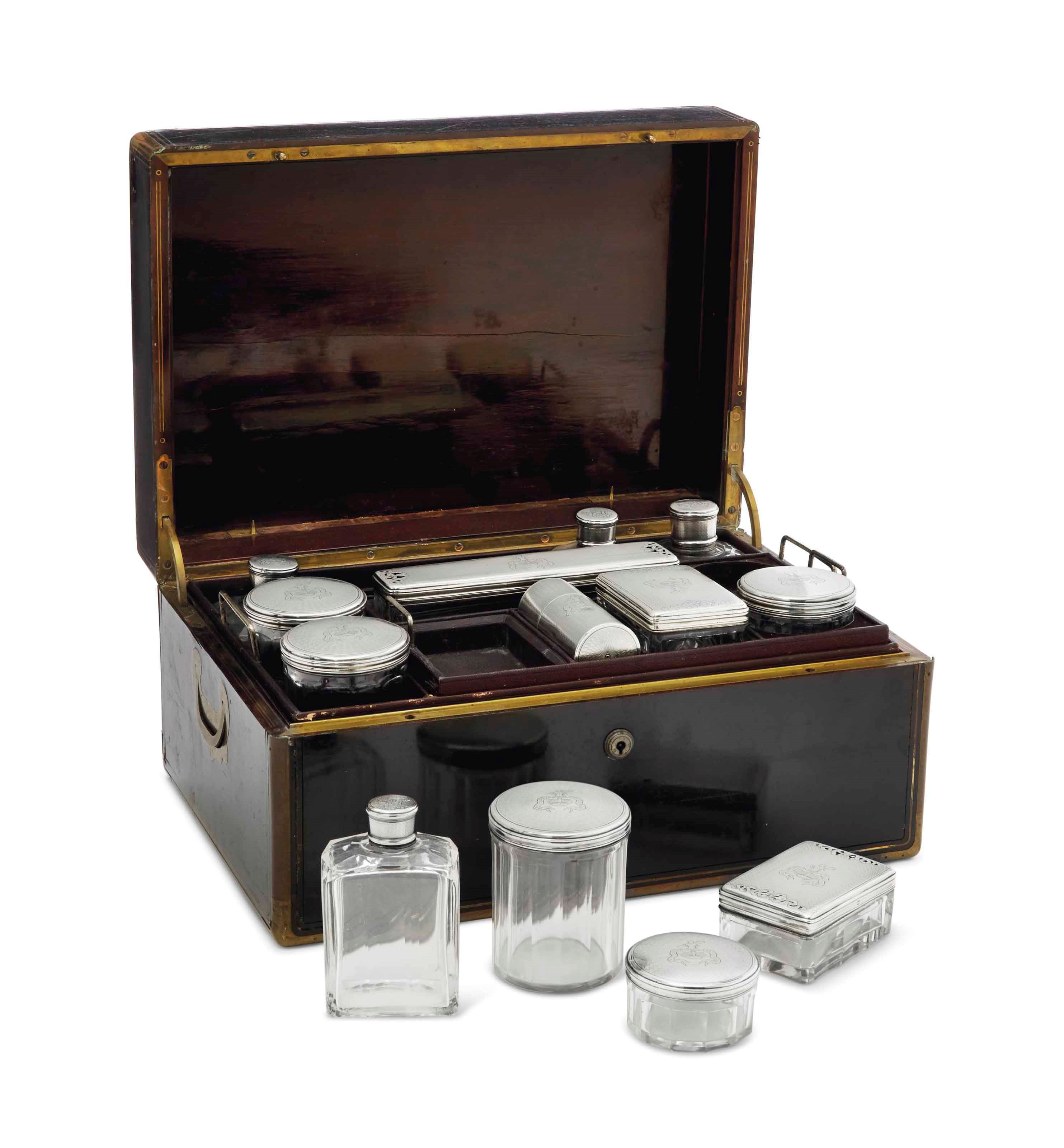 NECESSAIRE DE TOILETTE EN ARGNT ET VERRE