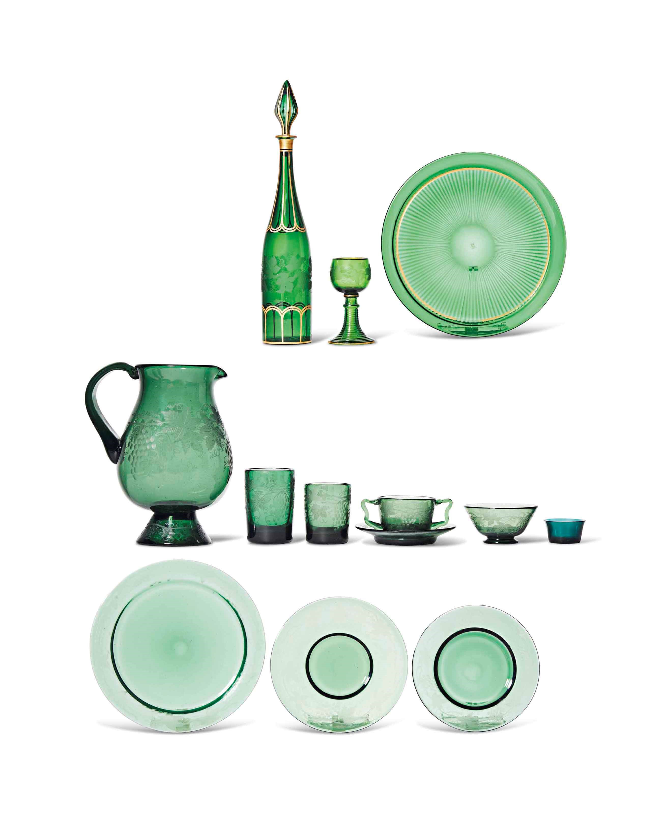 PARTIE DE SERVICE DE TABLE EN VERRE, PROBABLEMENT BOHEME