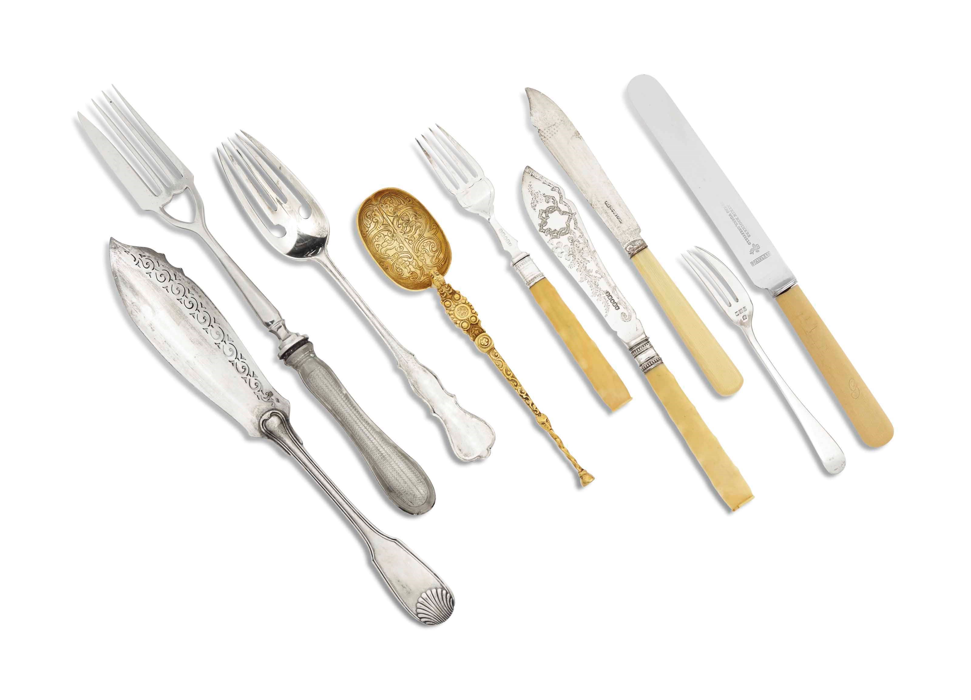 ENSEMBLE DE COUVERTS EN ARGENT, VERMEIL, METAL ARGENTE ET IVOIRE