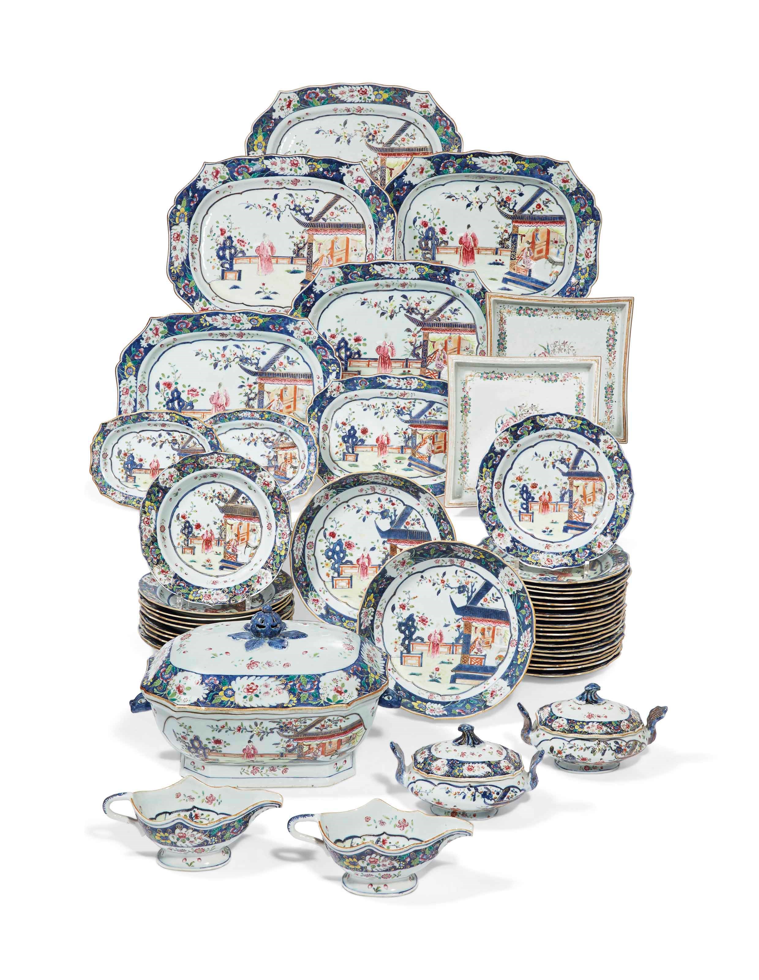 PARTIE DE SERVICE EN PORCELAINE DE LA FAMILLE ROSE