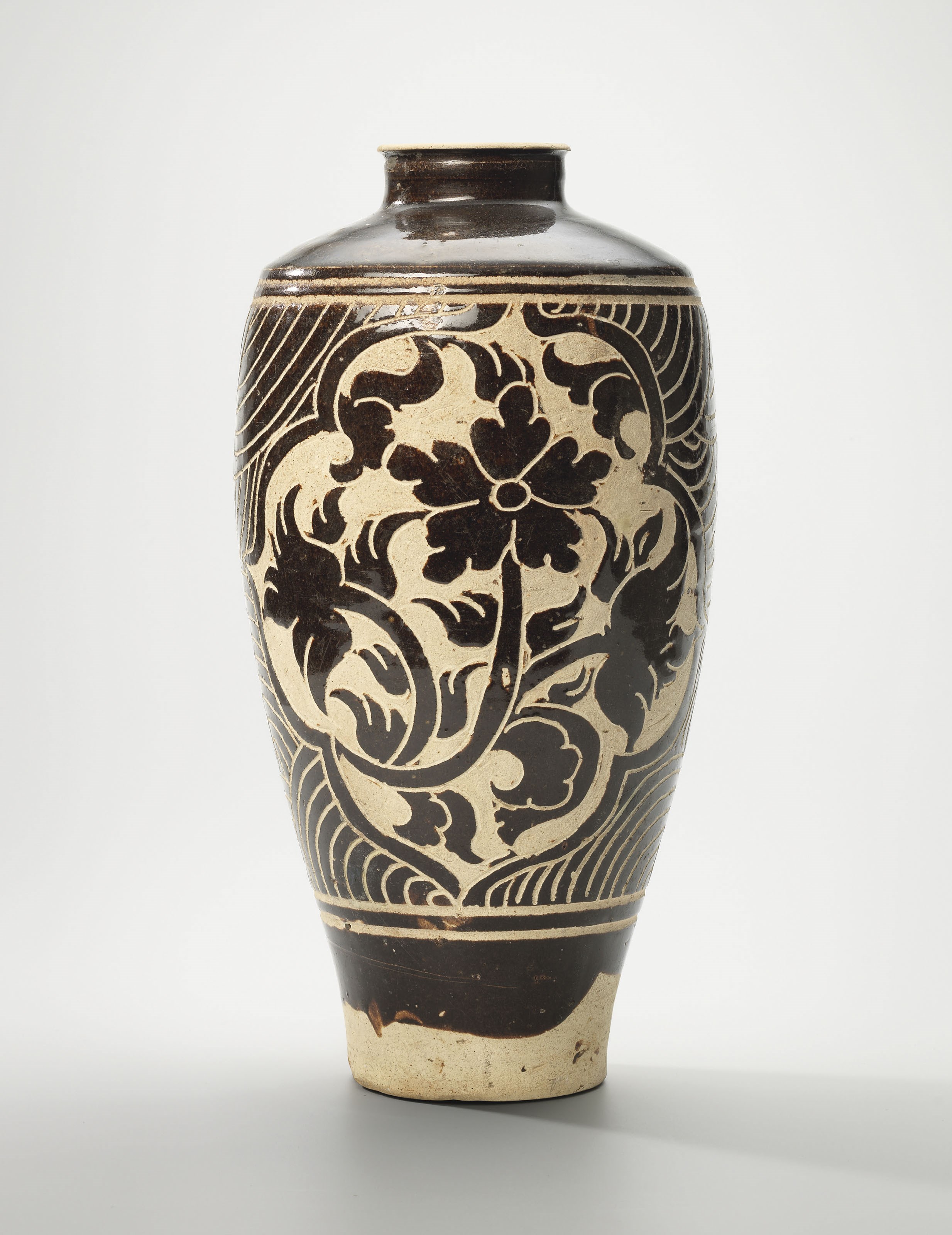 A BLACK-GLAZED CUT-GLAZED ‘FLORAL’ MEIPING