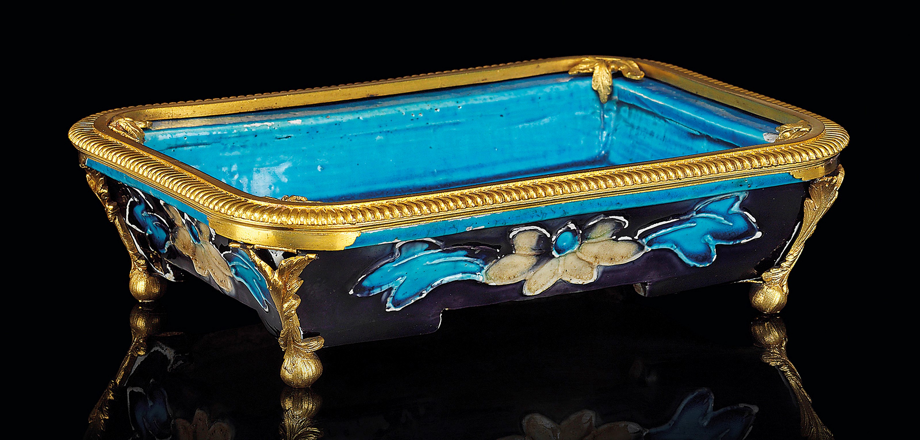 A FRENCH ORMOLU-MOUNTED CHINESE FAHUA PORCELAIN VESSEL