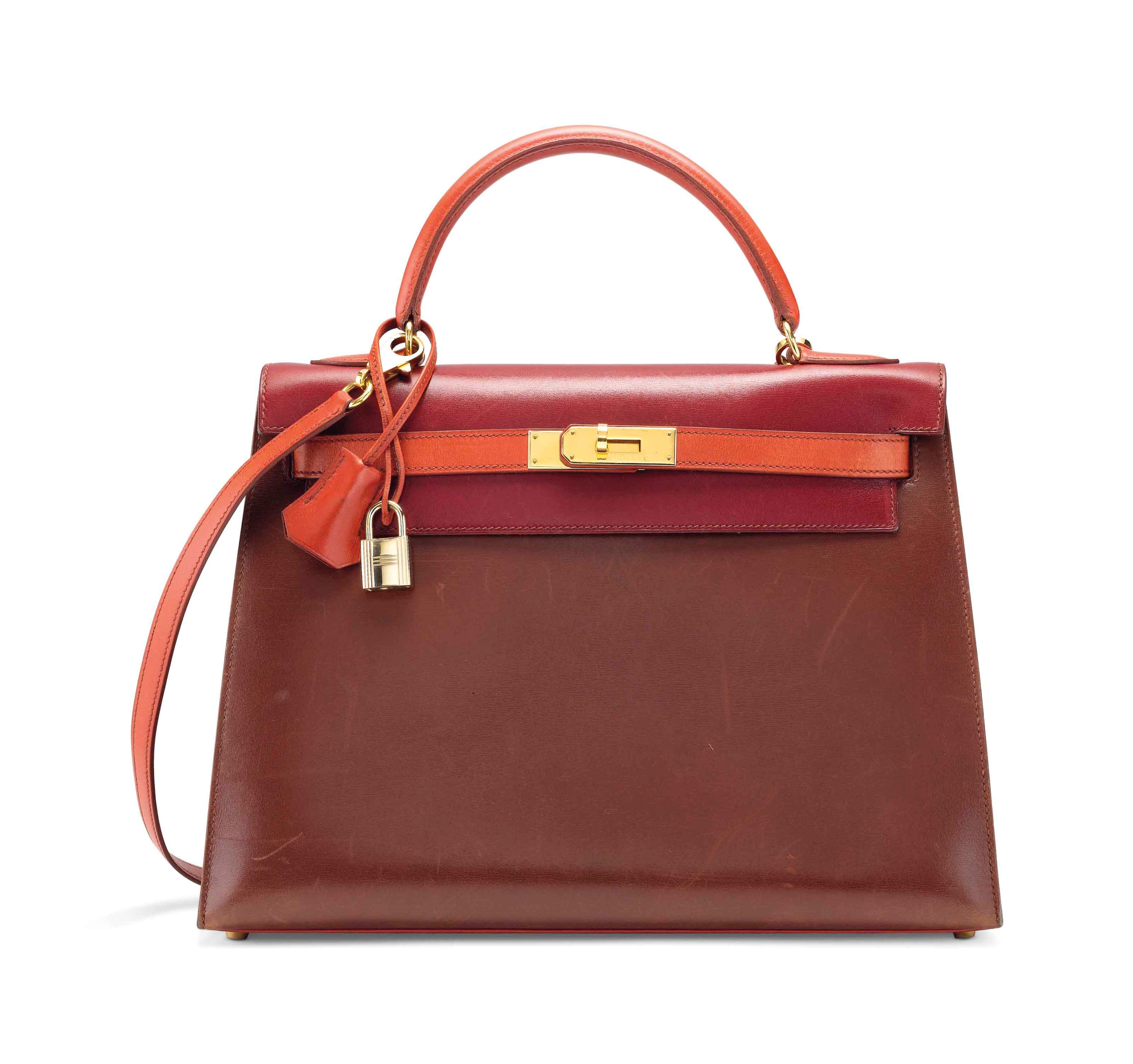 SAC KELLY SELLIER 32 EN VEAU BOX ROUGE H, BRIQUE & HAVANE, GARNITURE EN MÉTAL DORÉ