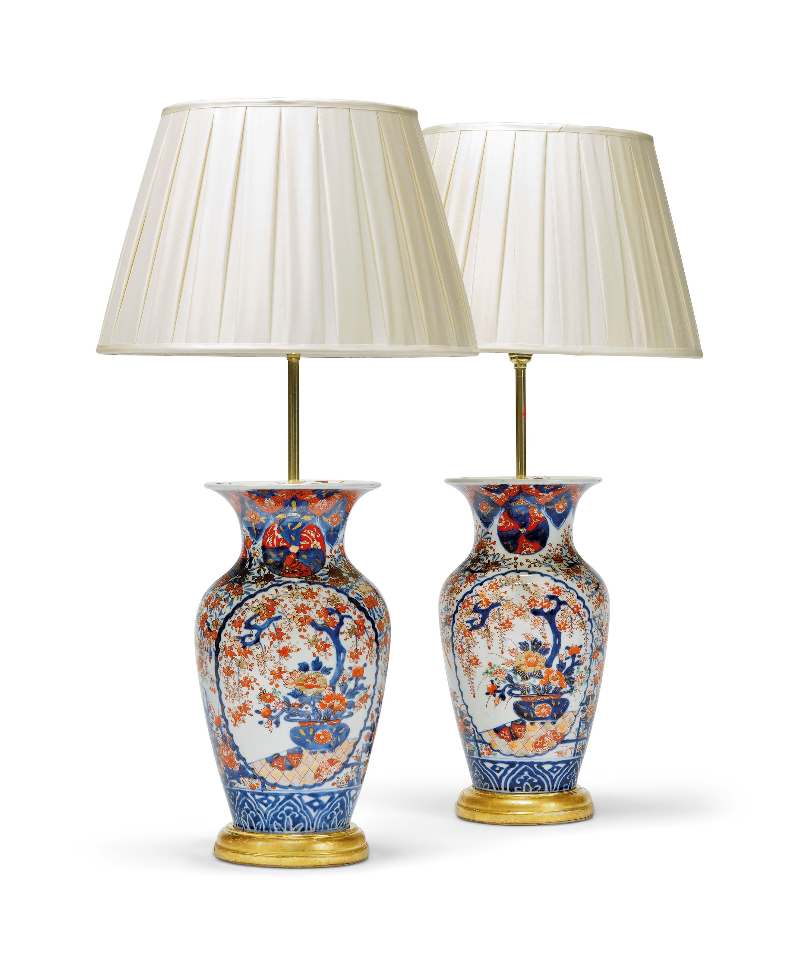 A PAIR OF JAPANESE IMARI VASE LAMPS