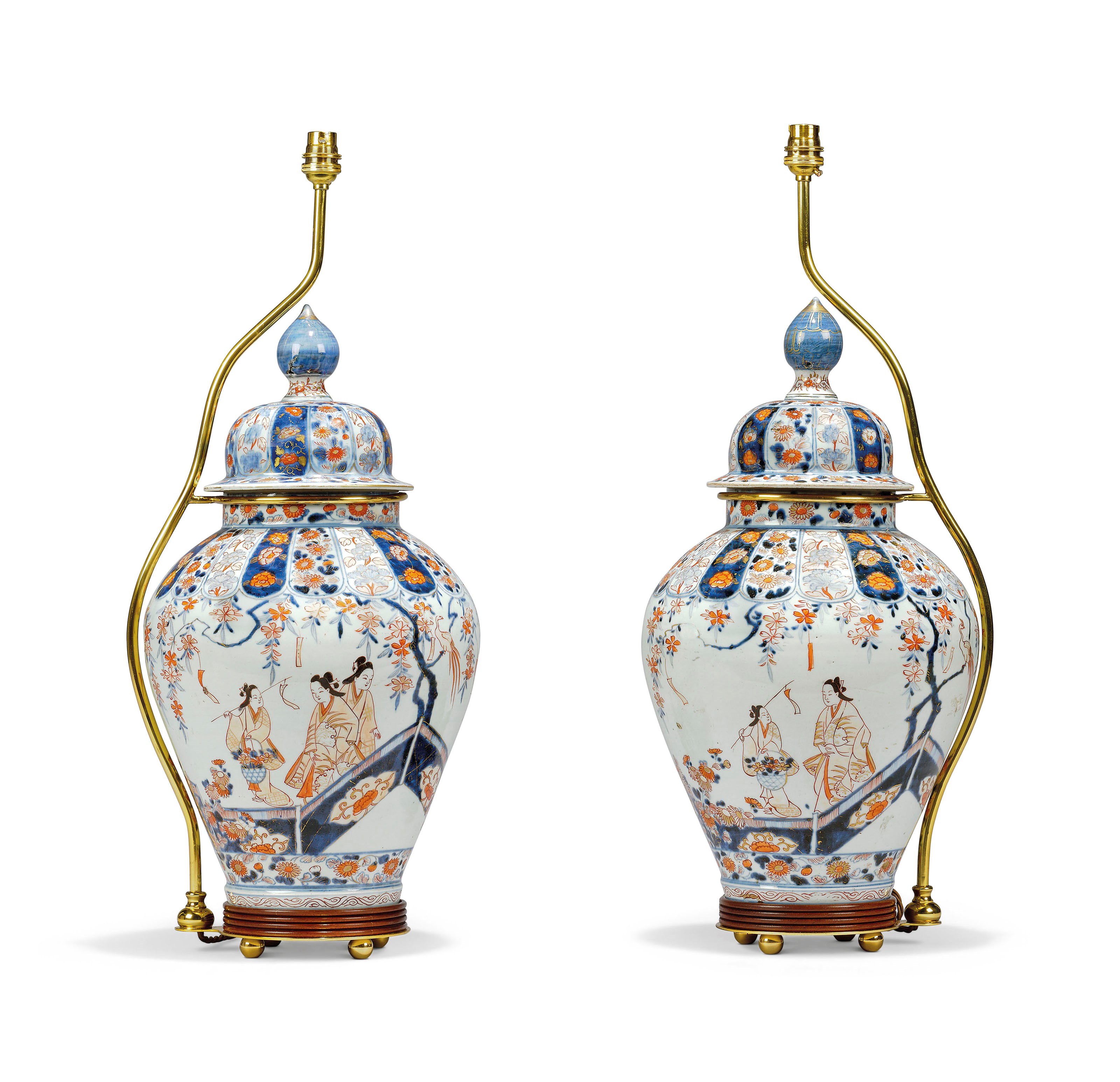 A PAIR OF JAPANESE IMARI VASE LAMPS