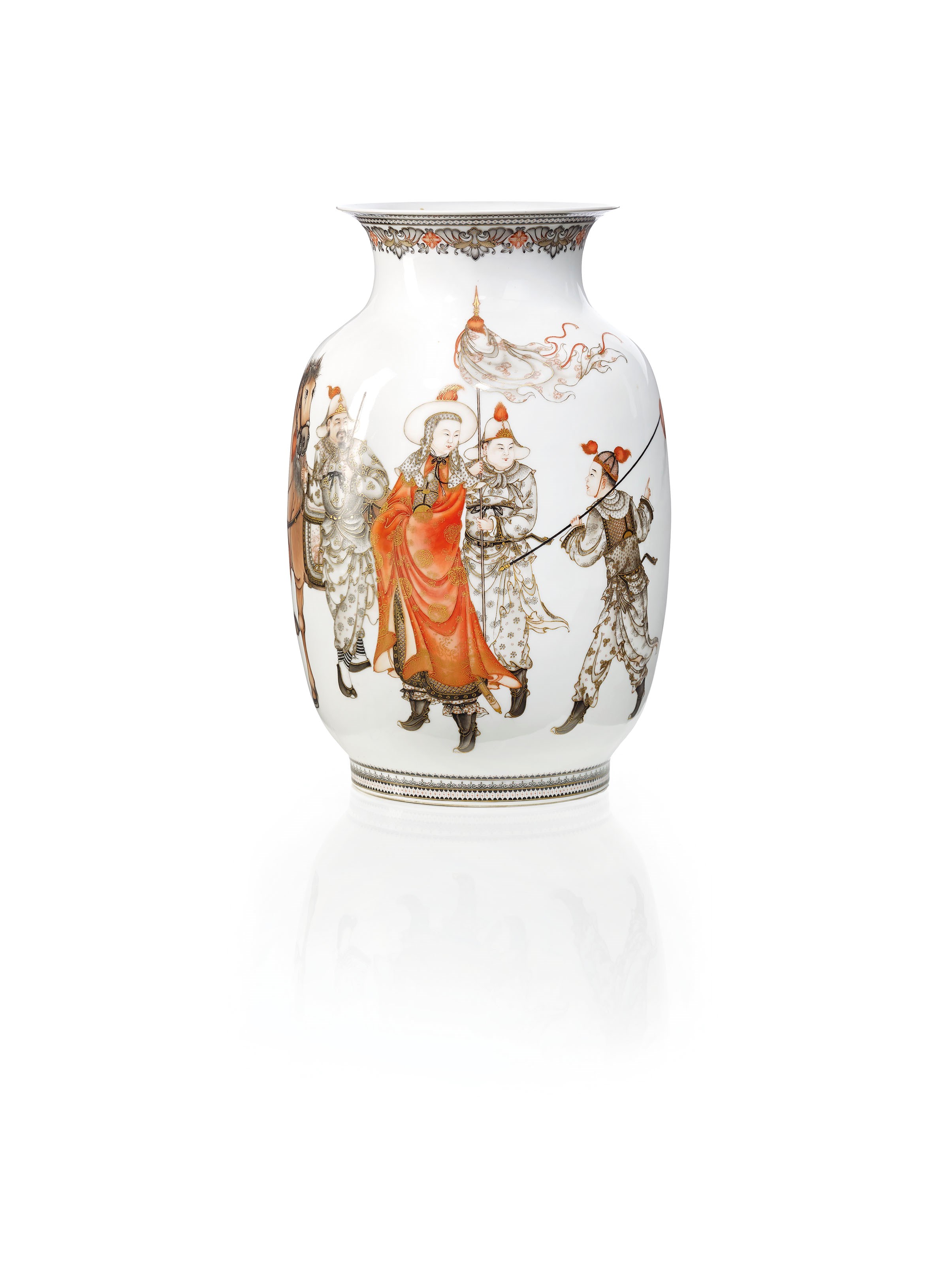 VASE EN PORCELAINE POLYCHROME ET OR