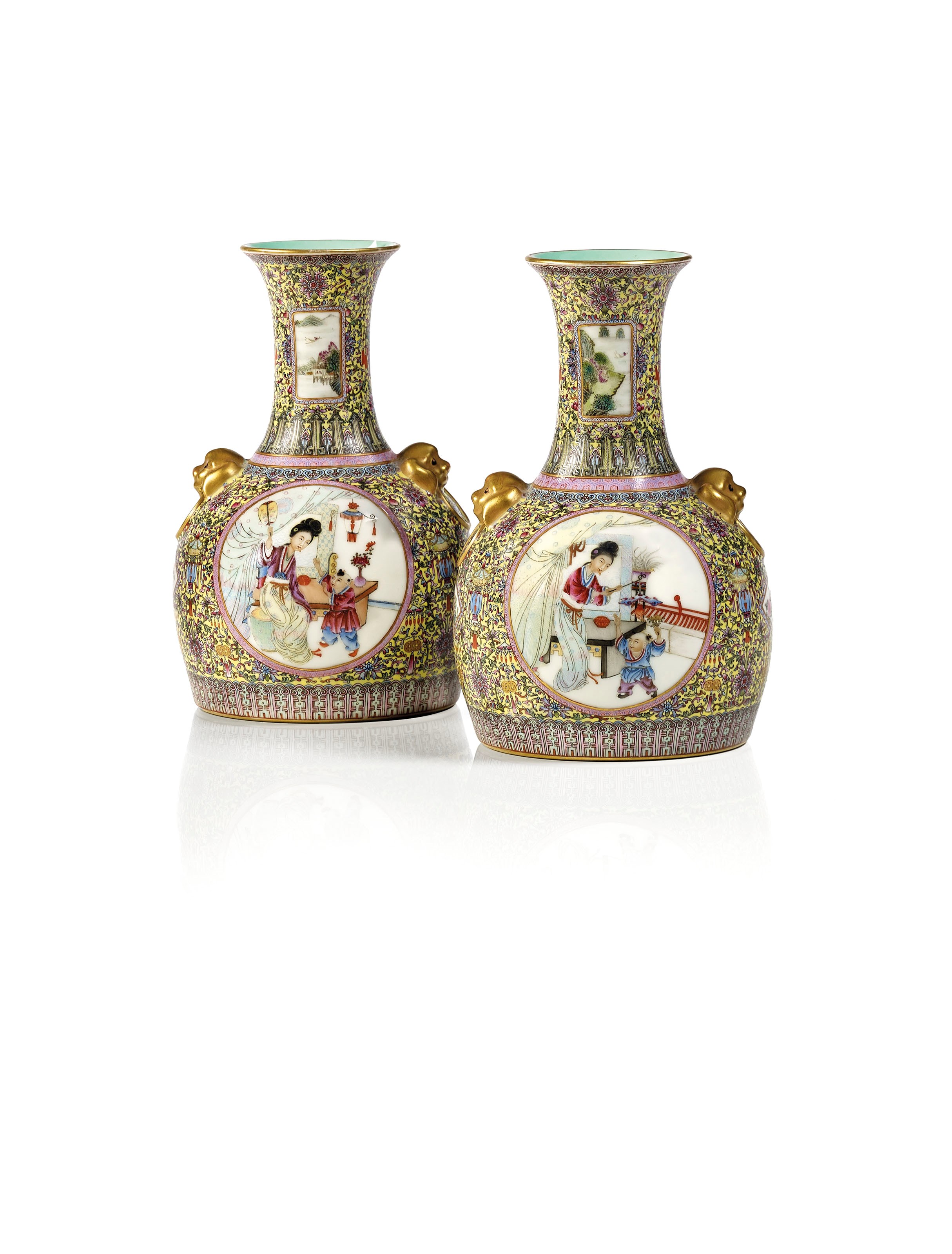 PAIRE DE PETITS VASES EN PORCELAINE DE LA FAMILLE ROSE
