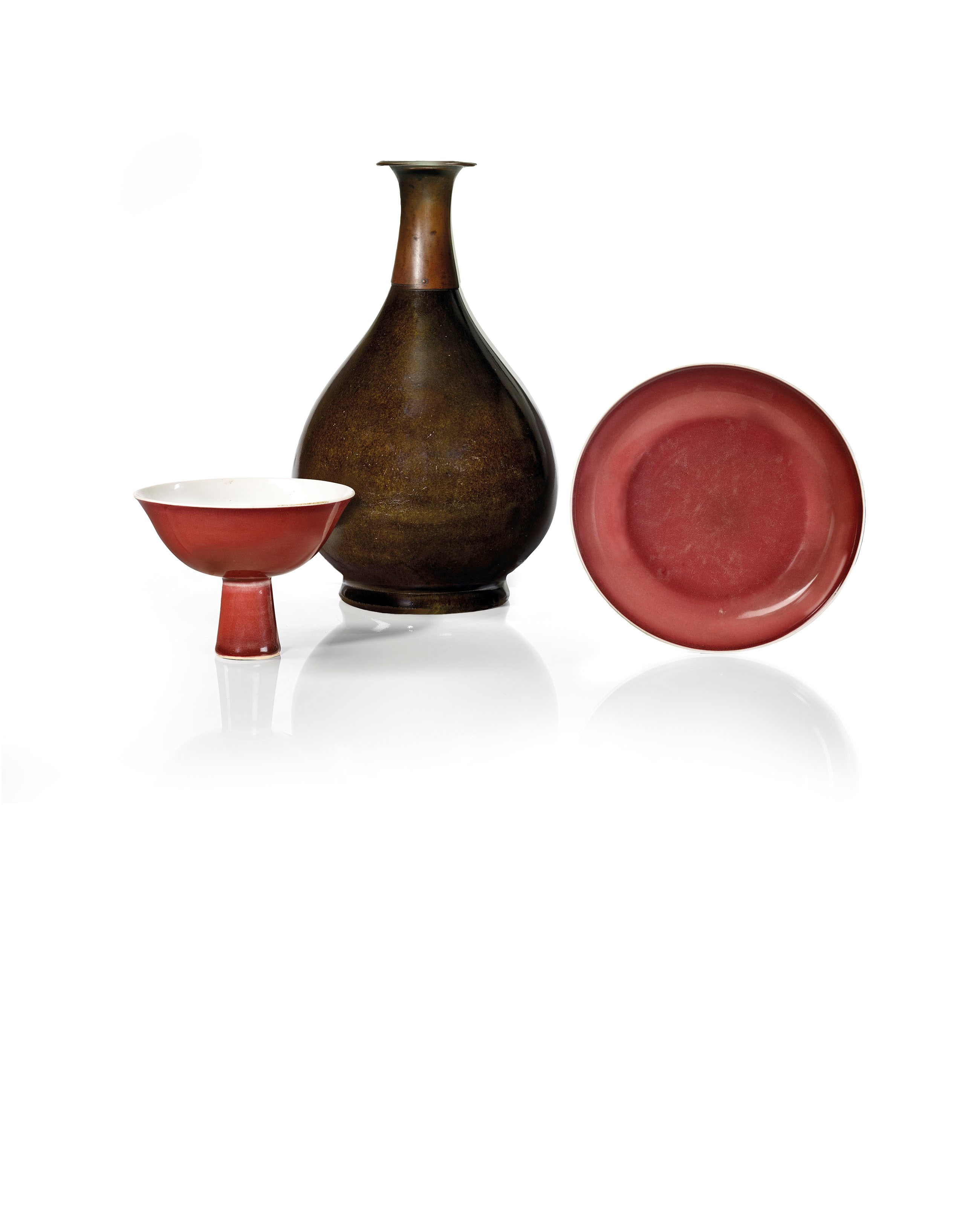COUPE EN PORCELAINE EMAILLEE ROUGE DE CUIVRE