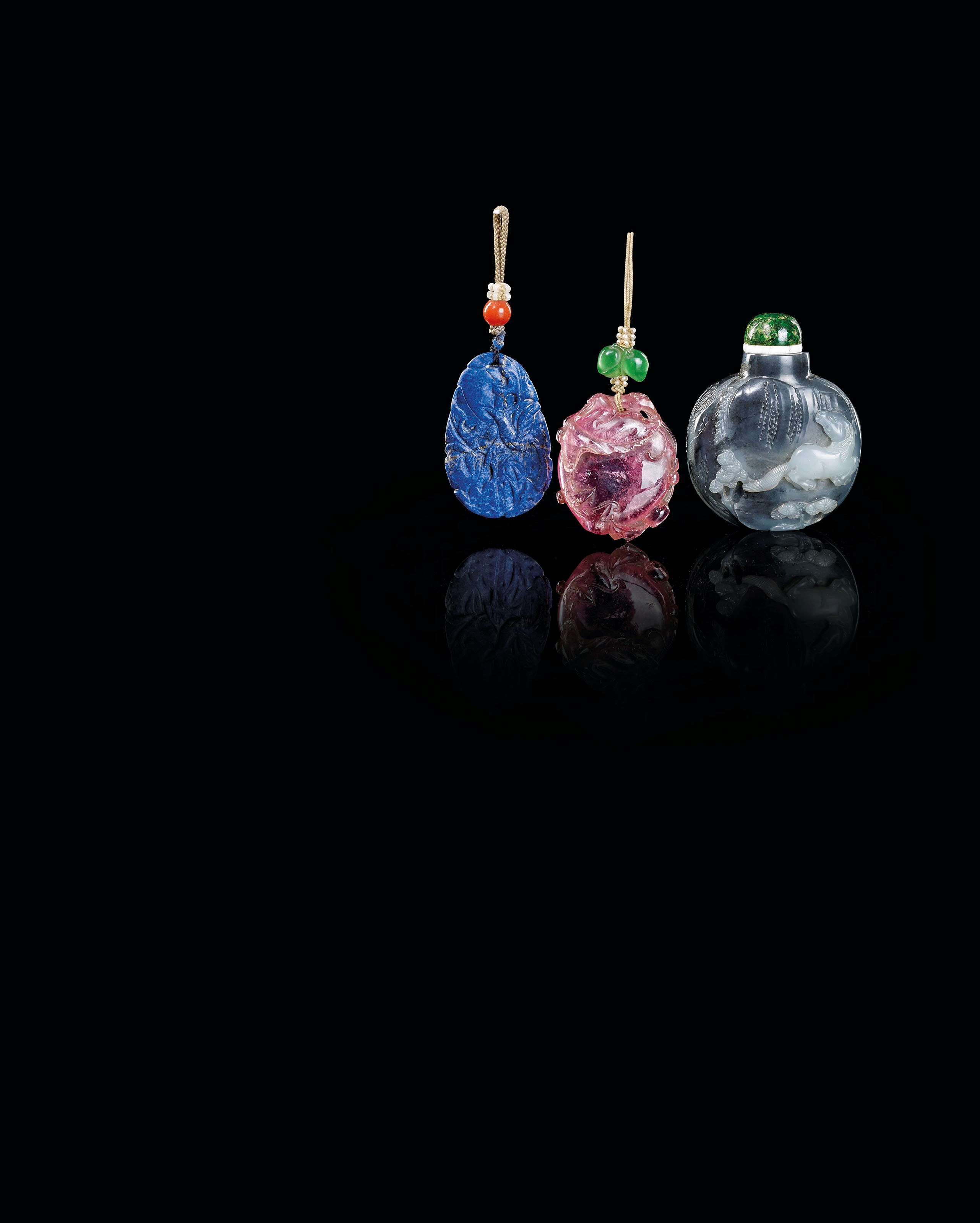 DEUX PENDENTIFS EN PIERRE DURE