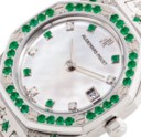 AUDEMARS PIGUET. A LADY'S FINE AND RARE 18K WHITE GOLD, DIAMOND AND EMERALD-SET BRACELET WATCH WITH DATE AND MOTHER-OF-PEARL DIAL