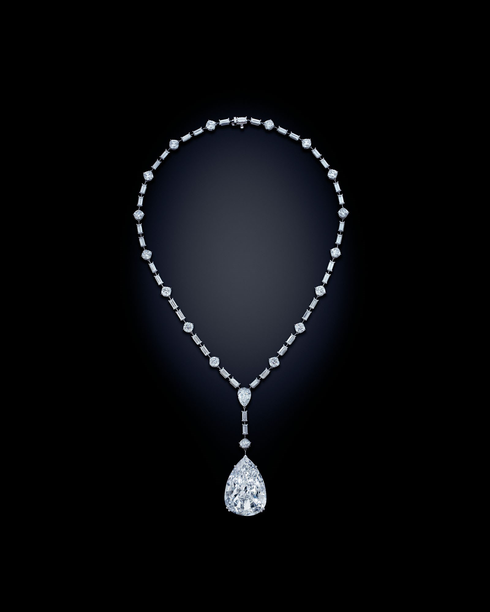 IMPRESSIVE DIAMOND PENDENT NECKLACE