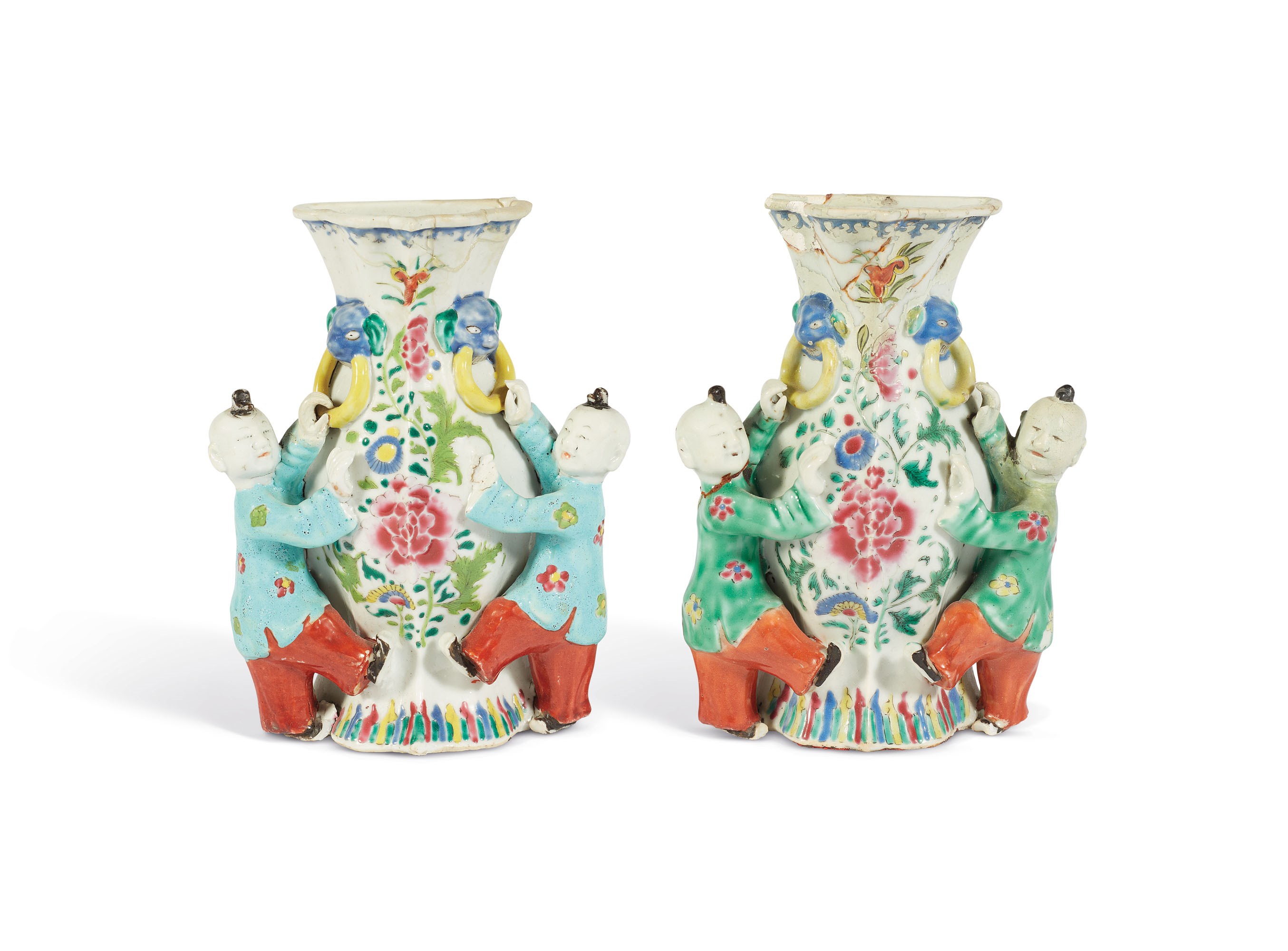 PAIRE DE VASES MURAUX EN PORCELAINE DE LA FAMILLE ROSE