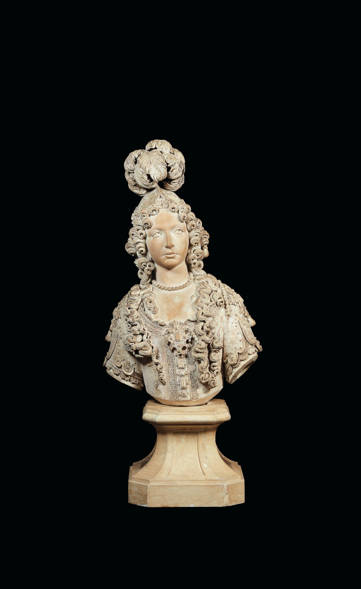 BUSTE EN TERRE CUITE REPRÉSENTANT LE PORTRAIT D'UNE JEUNE FEMME EN HABITS DE THÉÂTRE