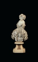 BUSTE EN TERRE CUITE REPRÉSENTANT LE PORTRAIT D'UNE JEUNE FEMME EN HABITS DE THÉÂTRE