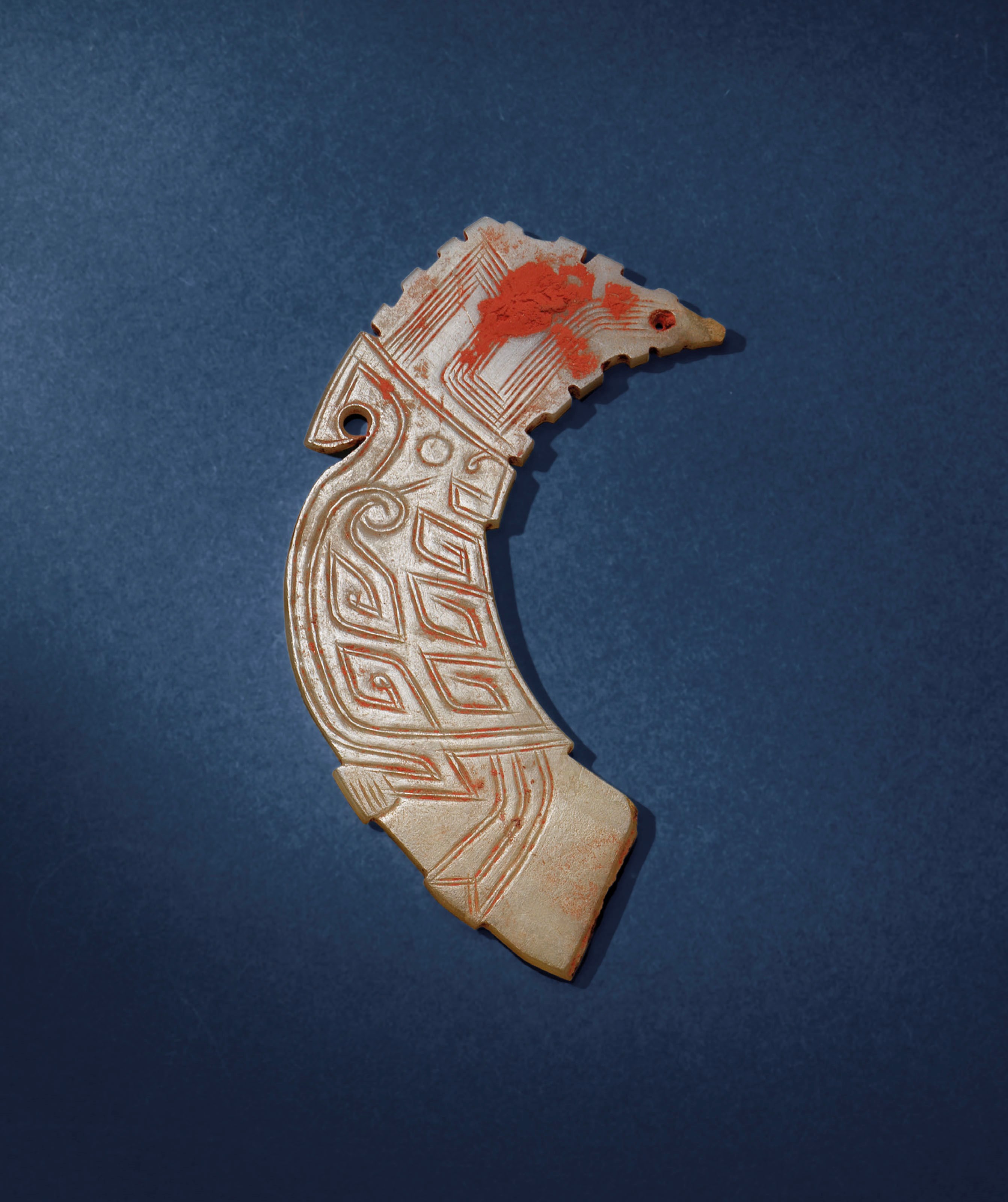 A JADE CRESTED MYTHICAL BIRD PENDANT