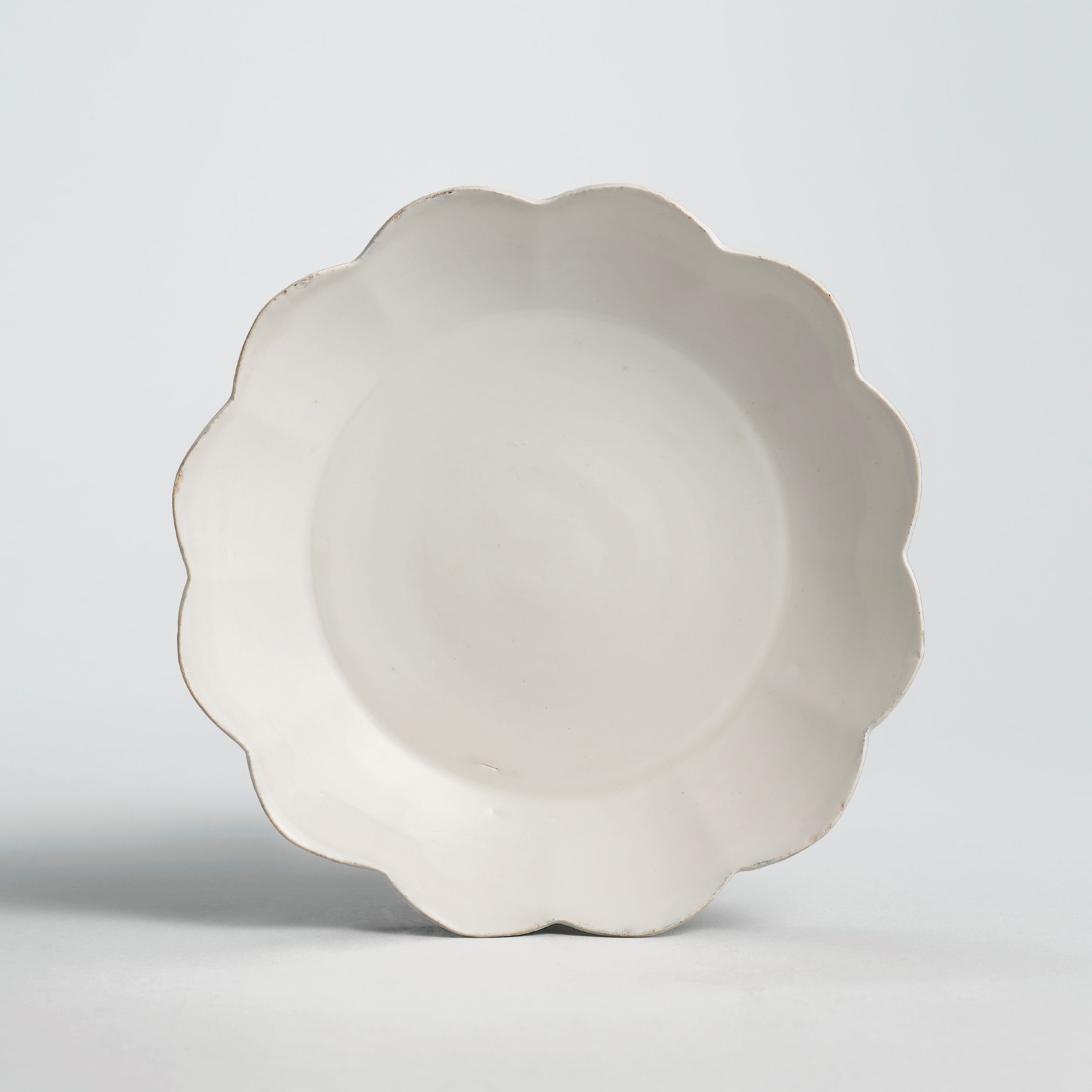 A RARE DING CHRYSANTHEMUM-FORM WASHER