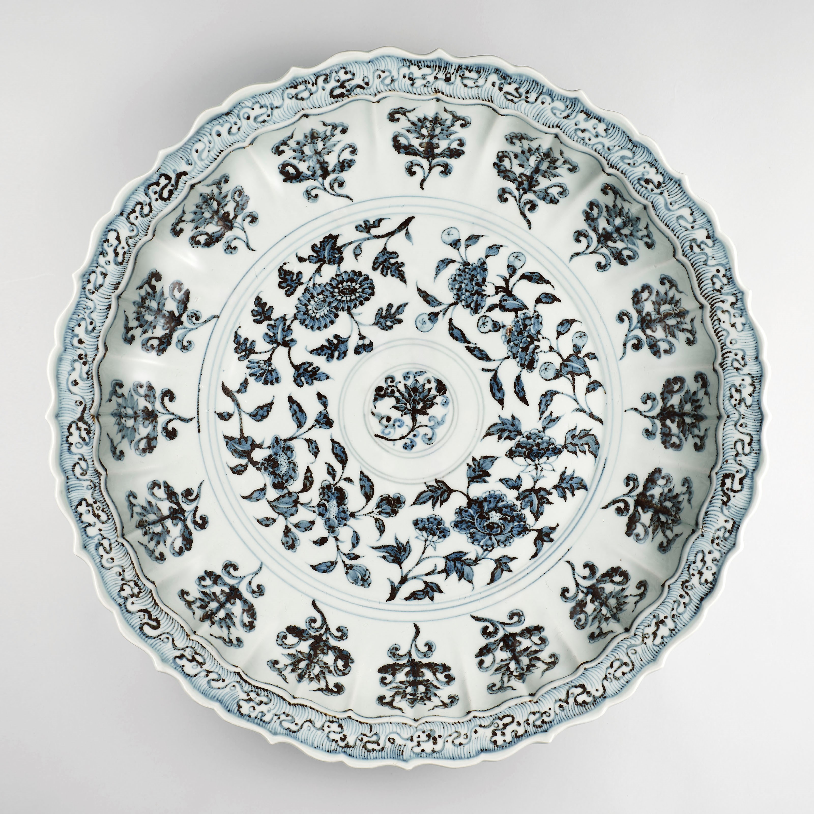 AN EXTREMELY RARE AND LARGE BLUE AND WHITE LOBED DISH