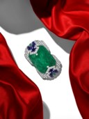 A MAGNIFICENT CARTIER ART DECO EMERALD, SAPPHIRE AND DIAMOND BROOCH