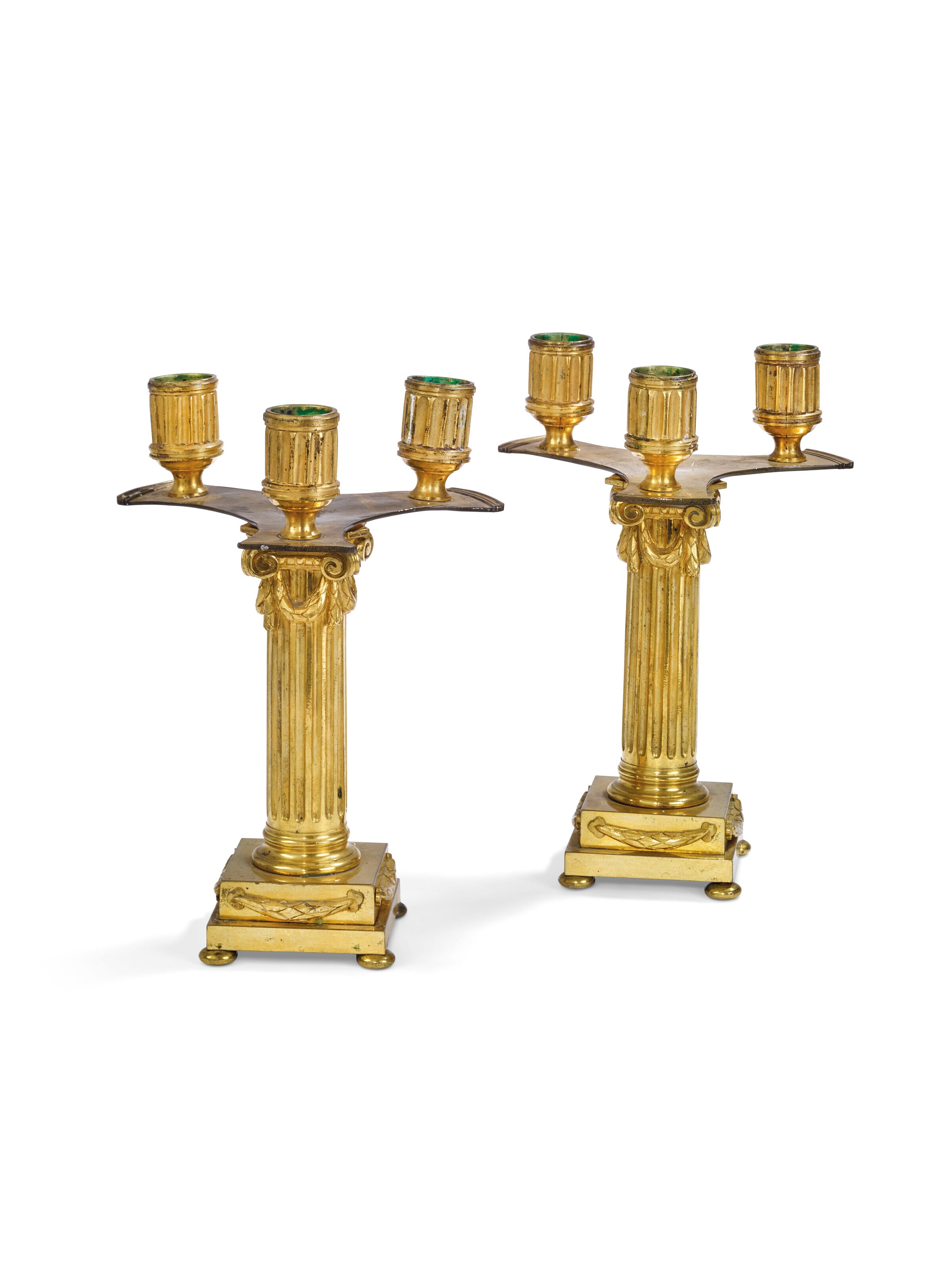 PAIRE DE FLAMBEAUX DE POING DE LA FIN DE L'ÉPOQUE LOUIS XVI