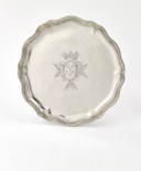 GROUPE DE VERSEUSES ET PLAT EN ARGENT ET ARGENT PLAQUE